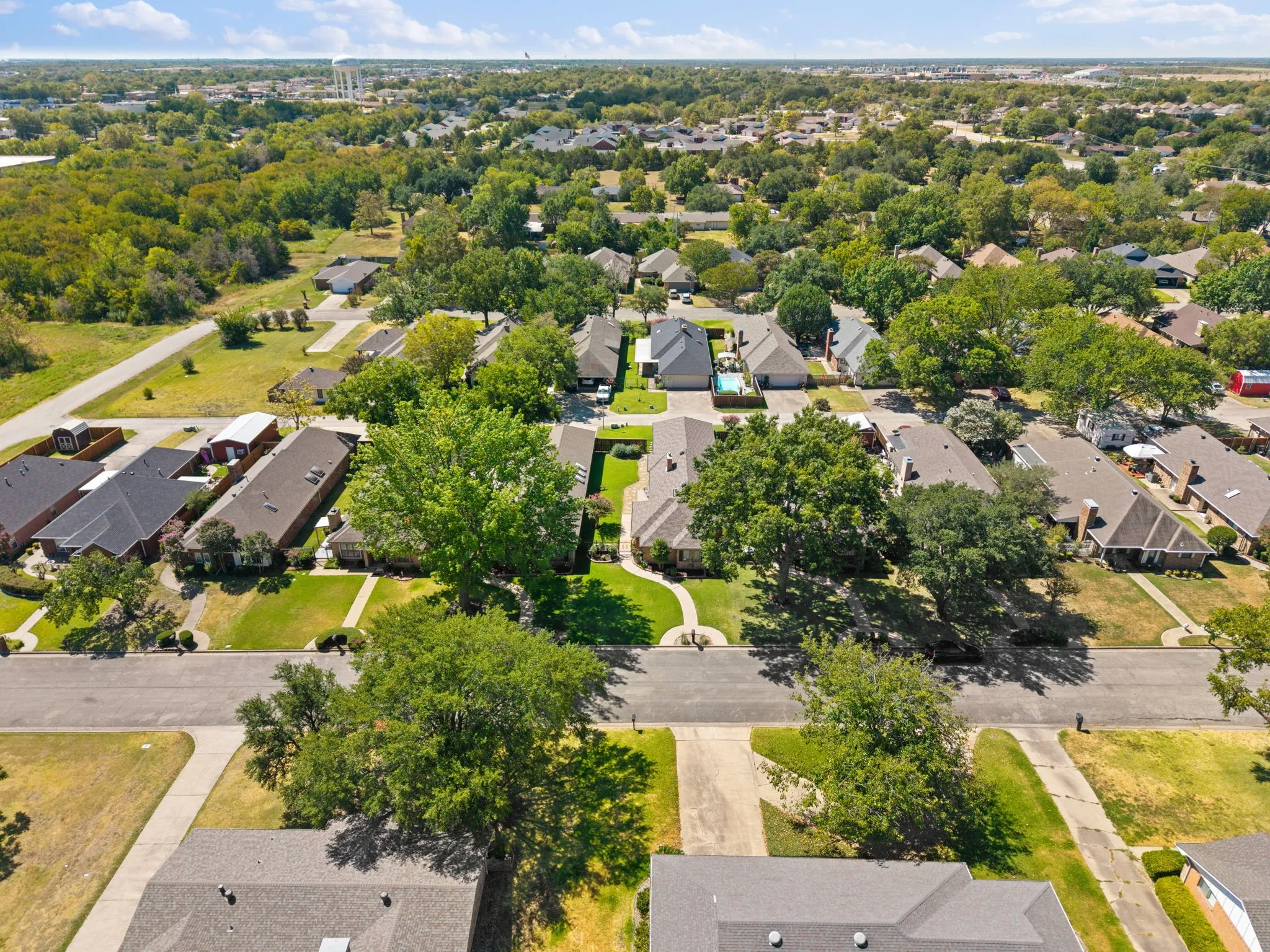 Single Family Residence For Sale in Hunt County , 3111 Bonham Street, Greenville, Texas 75402, 2 Bedroom, 2 Bathroom, 2 Garage spaces, 1,880 Sqft, built in 1989, mls#21377538, Real Estate Agent in Greenville, Homes For Sale in Hunt county, Homes For Sale in Greenville, Realtor in Greenville Texas, Real Estate Brokerage Independent Realty Texas, Luminita Cordes Realtor