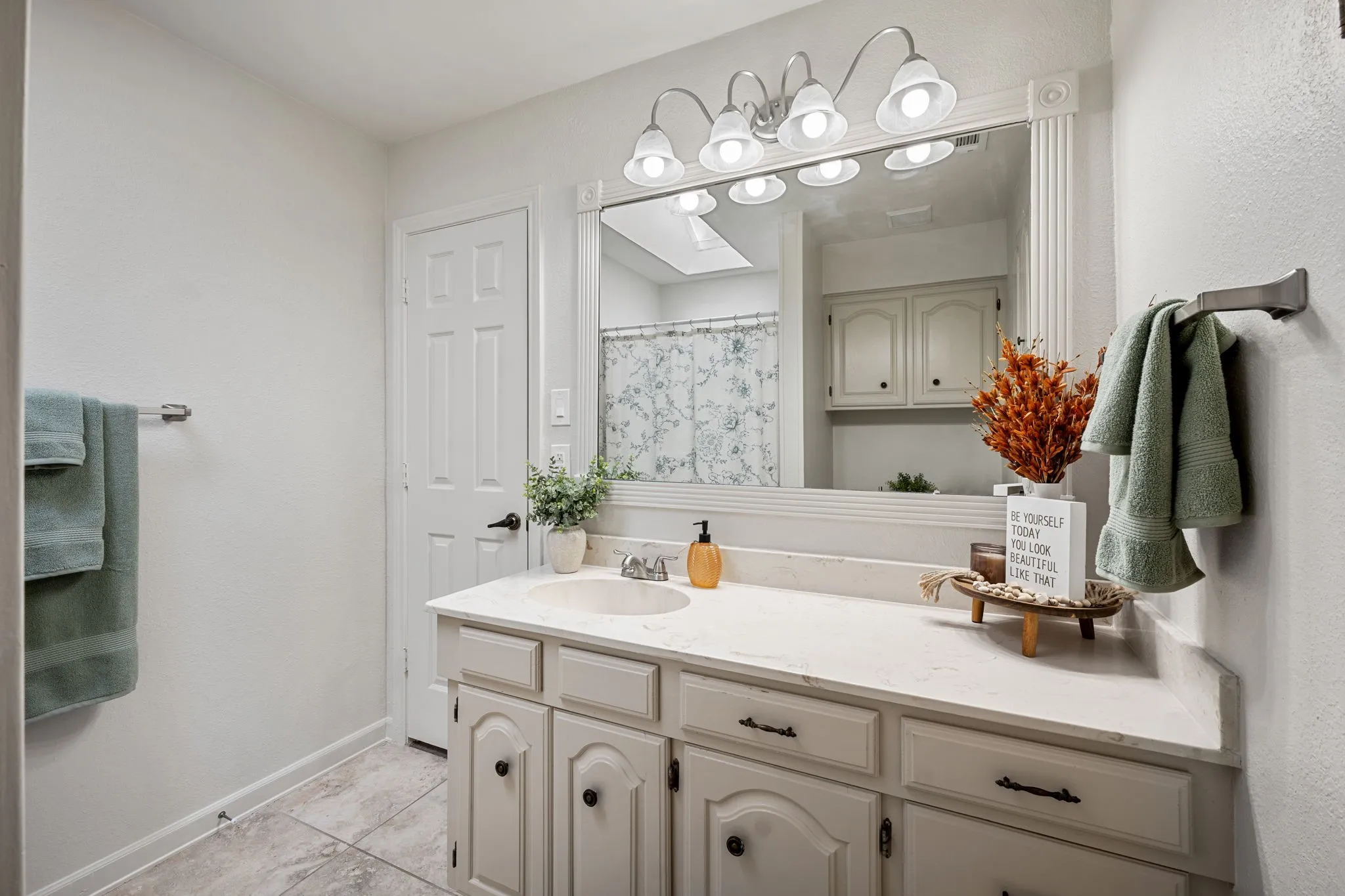 Single Family Residence For Sale in Hunt County , 3111 Bonham Street, Greenville, Texas 75402, 2 Bedroom, 2 Bathroom, 2 Garage spaces, 1,880 Sqft, built in 1989, mls#21377538, Real Estate Agent in Greenville, Homes For Sale in Hunt county, Homes For Sale in Greenville, Realtor in Greenville Texas, Real Estate Brokerage Independent Realty Texas, Luminita Cordes Realtor