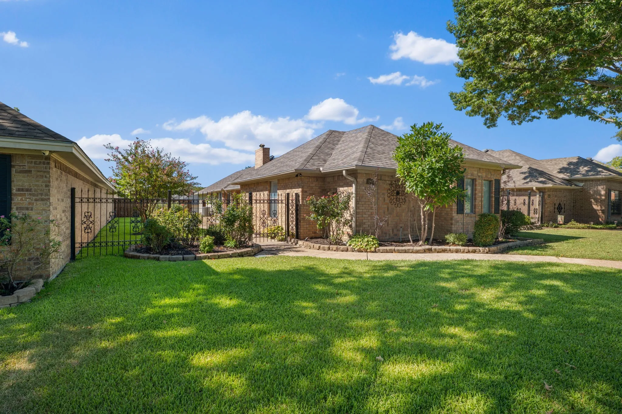 Single Family Residence For Sale in Hunt County , 3111 Bonham Street, Greenville, Texas 75402, 2 Bedroom, 2 Bathroom, 2 Garage spaces, 1,880 Sqft, built in 1989, mls#21377538, Real Estate Agent in Greenville, Homes For Sale in Hunt county, Homes For Sale in Greenville, Realtor in Greenville Texas, Real Estate Brokerage Independent Realty Texas, Luminita Cordes Realtor