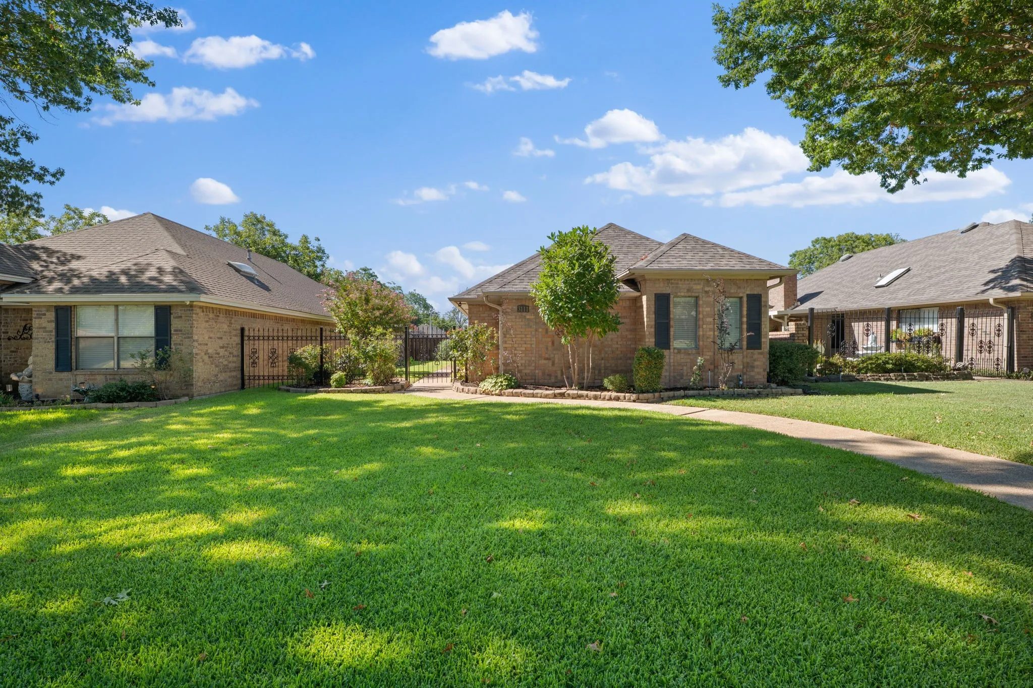 Single Family Residence For Sale in Hunt County , 3111 Bonham Street, Greenville, Texas 75402, 2 Bedroom, 2 Bathroom, 2 Garage spaces, 1,880 Sqft, built in 1989, mls#21377538, Real Estate Agent in Greenville, Homes For Sale in Hunt county, Homes For Sale in Greenville, Realtor in Greenville Texas, Real Estate Brokerage Independent Realty Texas, Luminita Cordes Realtor