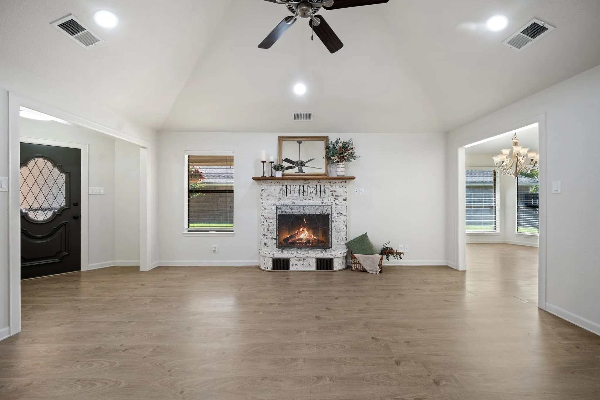 Single Family Residence For Sale in Hunt County , 3111 Bonham Street, Greenville, Texas 75402, 2 Bedroom, 2 Bathroom, 2 Garage spaces, 1,880 Sqft, built in 1989, mls#21377538, Real Estate Agent in Greenville, Homes For Sale in Hunt county, Homes For Sale in Greenville, Realtor in Greenville Texas, Real Estate Brokerage Independent Realty Texas, Luminita Cordes Realtor