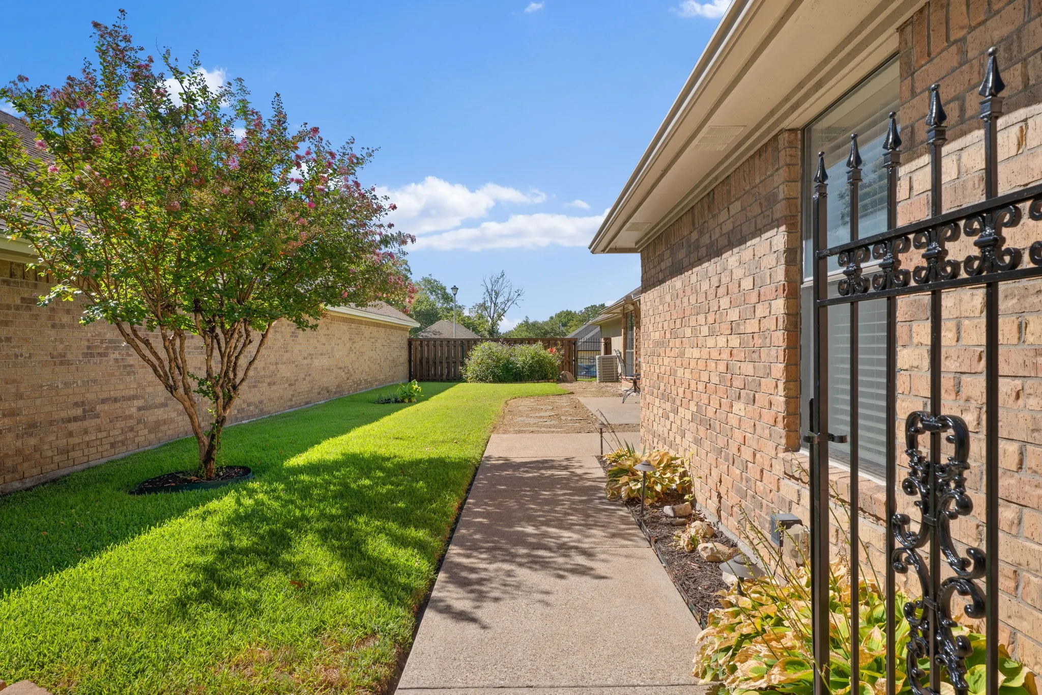 Single Family Residence For Sale in Hunt County , 3111 Bonham Street, Greenville, Texas 75402, 2 Bedroom, 2 Bathroom, 2 Garage spaces, 1,880 Sqft, built in 1989, mls#21377538, Real Estate Agent in Greenville, Homes For Sale in Hunt county, Homes For Sale in Greenville, Realtor in Greenville Texas, Real Estate Brokerage Independent Realty Texas, Luminita Cordes Realtor