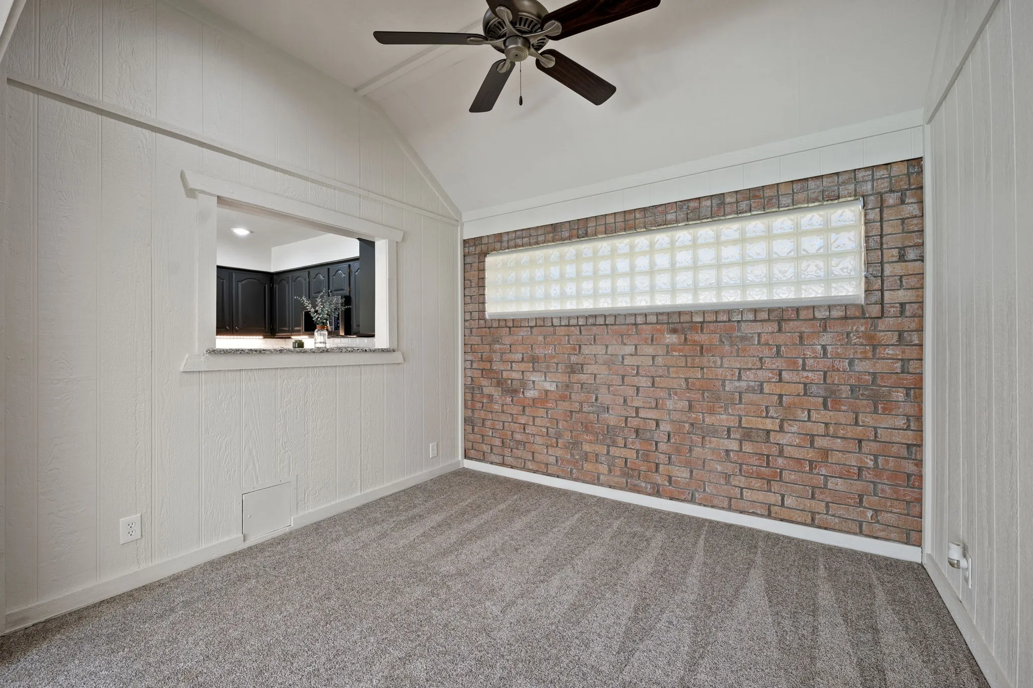 Single Family Residence For Sale in Hunt County , 3111 Bonham Street, Greenville, Texas 75402, 2 Bedroom, 2 Bathroom, 2 Garage spaces, 1,880 Sqft, built in 1989, mls#21377538, Real Estate Agent in Greenville, Homes For Sale in Hunt county, Homes For Sale in Greenville, Realtor in Greenville Texas, Real Estate Brokerage Independent Realty Texas, Luminita Cordes Realtor