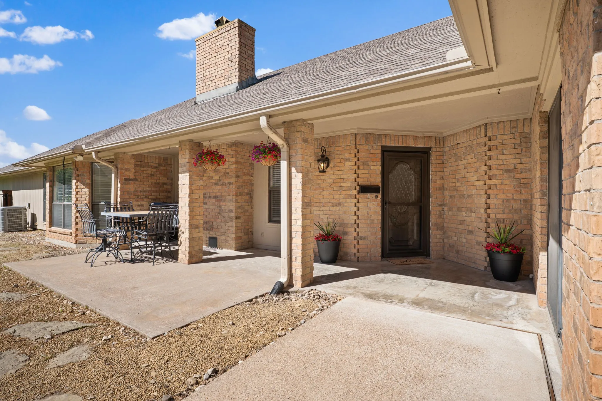 Single Family Residence For Sale in Hunt County , 3111 Bonham Street, Greenville, Texas 75402, 2 Bedroom, 2 Bathroom, 2 Garage spaces, 1,880 Sqft, built in 1989, mls#21377538, Real Estate Agent in Greenville, Homes For Sale in Hunt county, Homes For Sale in Greenville, Realtor in Greenville Texas, Real Estate Brokerage Independent Realty Texas, Luminita Cordes Realtor