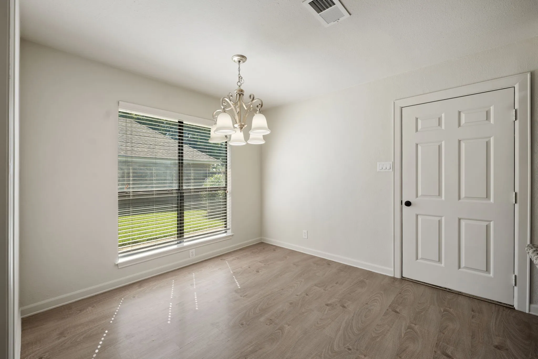 Single Family Residence For Sale in Hunt County , 3111 Bonham Street, Greenville, Texas 75402, 2 Bedroom, 2 Bathroom, 2 Garage spaces, 1,880 Sqft, built in 1989, mls#21377538, Real Estate Agent in Greenville, Homes For Sale in Hunt county, Homes For Sale in Greenville, Realtor in Greenville Texas, Real Estate Brokerage Independent Realty Texas, Luminita Cordes Realtor