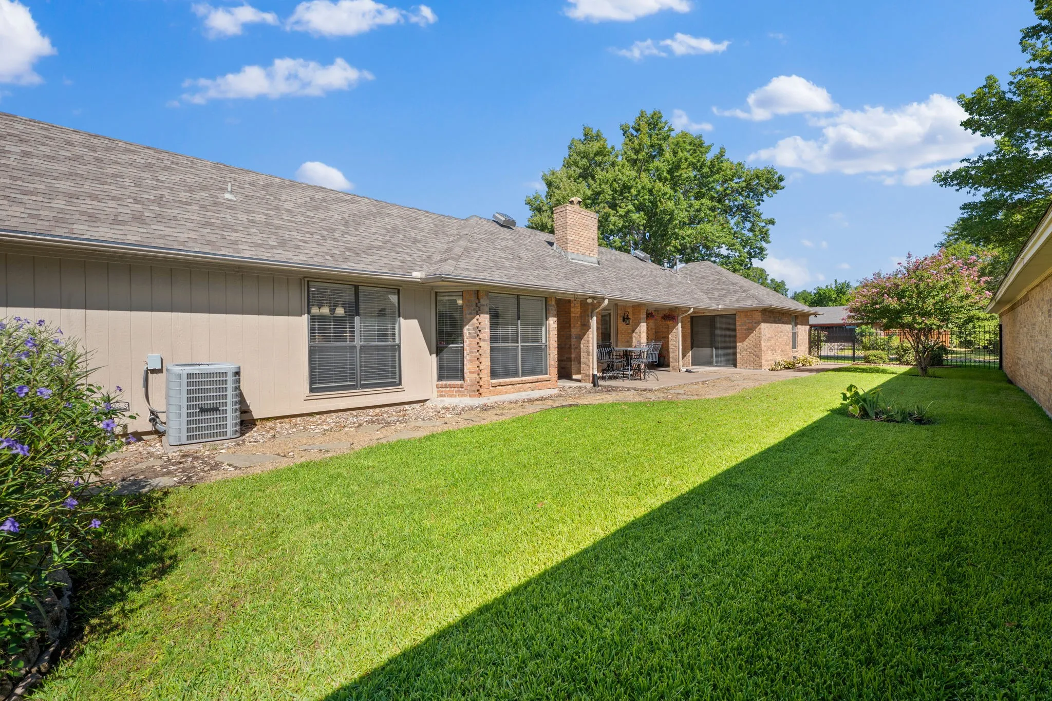 Single Family Residence For Sale in Hunt County , 3111 Bonham Street, Greenville, Texas 75402, 2 Bedroom, 2 Bathroom, 2 Garage spaces, 1,880 Sqft, built in 1989, mls#21377538, Real Estate Agent in Greenville, Homes For Sale in Hunt county, Homes For Sale in Greenville, Realtor in Greenville Texas, Real Estate Brokerage Independent Realty Texas, Luminita Cordes Realtor