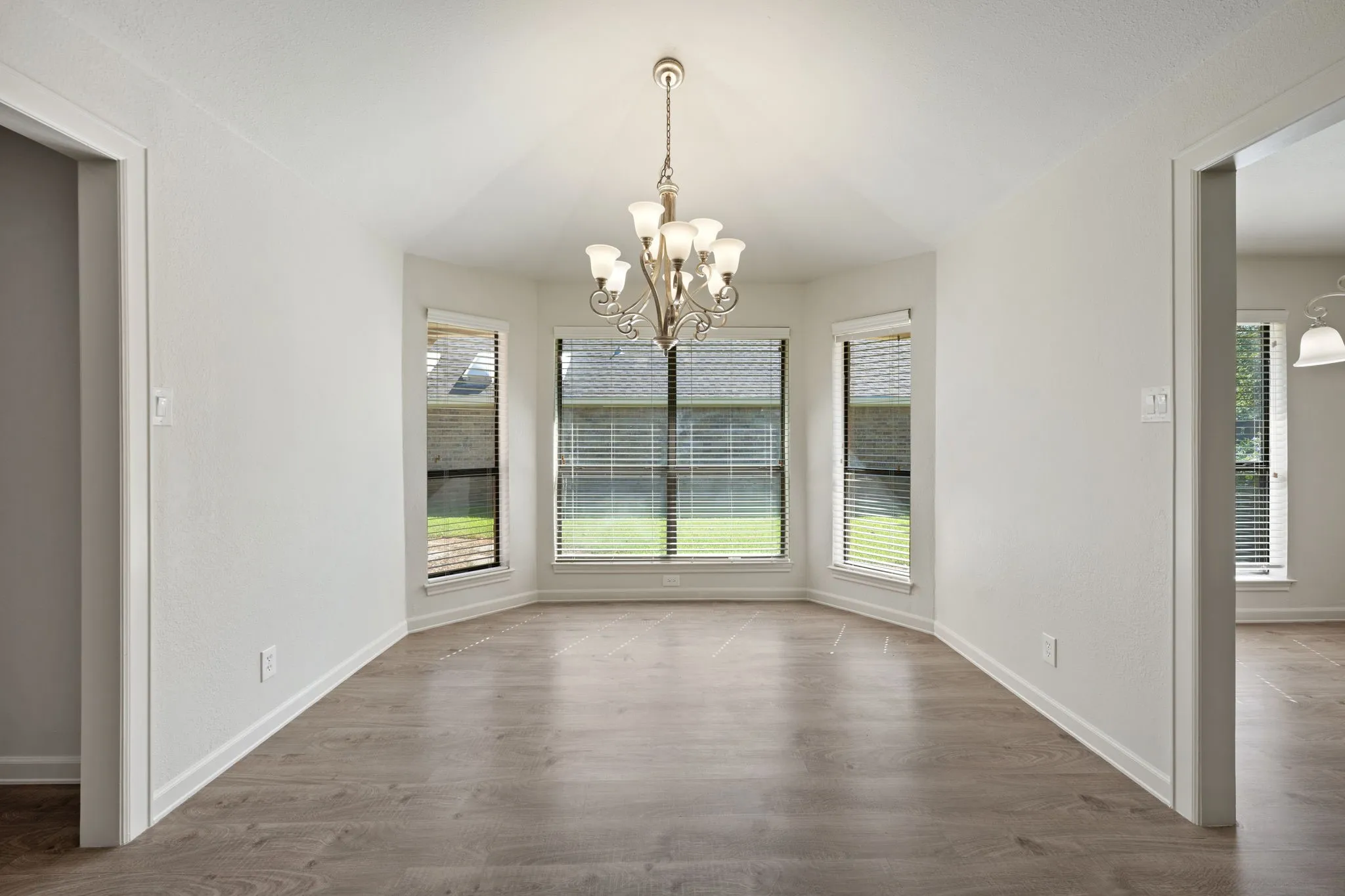 Single Family Residence For Sale in Hunt County , 3111 Bonham Street, Greenville, Texas 75402, 2 Bedroom, 2 Bathroom, 2 Garage spaces, 1,880 Sqft, built in 1989, mls#21377538, Real Estate Agent in Greenville, Homes For Sale in Hunt county, Homes For Sale in Greenville, Realtor in Greenville Texas, Real Estate Brokerage Independent Realty Texas, Luminita Cordes Realtor