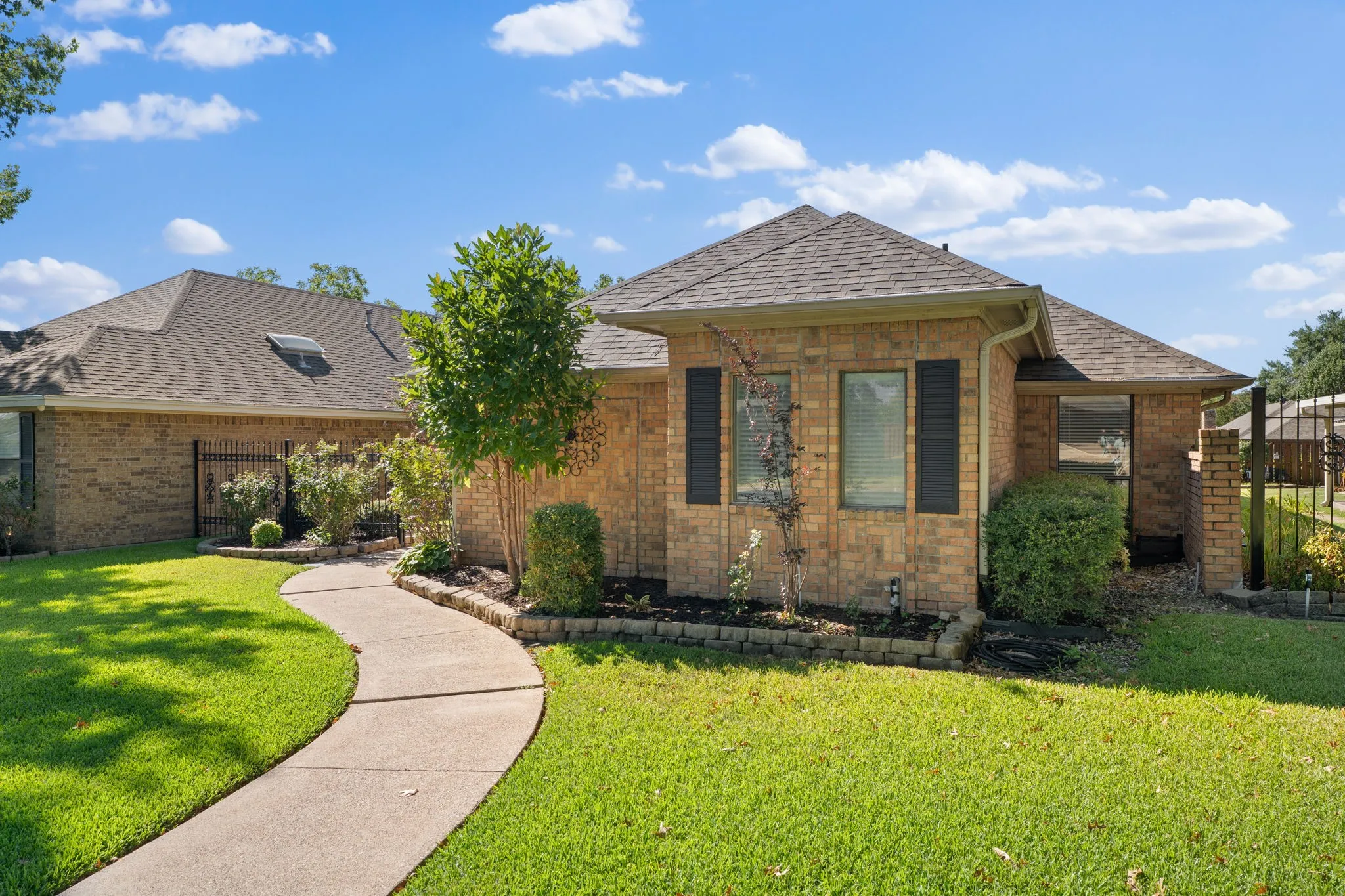 Single Family Residence For Sale in Hunt County , 3111 Bonham Street, Greenville, Texas 75402, 2 Bedroom, 2 Bathroom, 2 Garage spaces, 1,880 Sqft, built in 1989, mls#21377538, Real Estate Agent in Greenville, Homes For Sale in Hunt county, Homes For Sale in Greenville, Realtor in Greenville Texas, Real Estate Brokerage Independent Realty Texas, Luminita Cordes Realtor