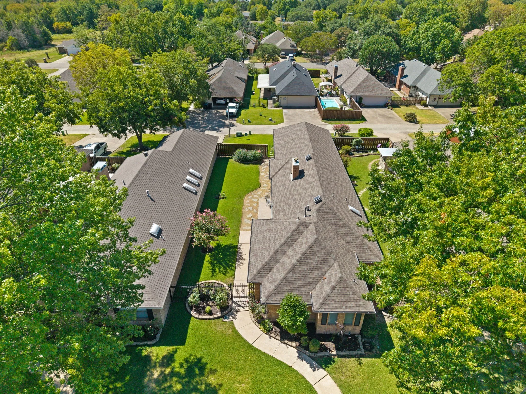 Single Family Residence For Sale in Hunt County , 3111 Bonham Street, Greenville, Texas 75402, 2 Bedroom, 2 Bathroom, 2 Garage spaces, 1,880 Sqft, built in 1989, mls#21377538, Real Estate Agent in Greenville, Homes For Sale in Hunt county, Homes For Sale in Greenville, Realtor in Greenville Texas, Real Estate Brokerage Independent Realty Texas, Luminita Cordes Realtor