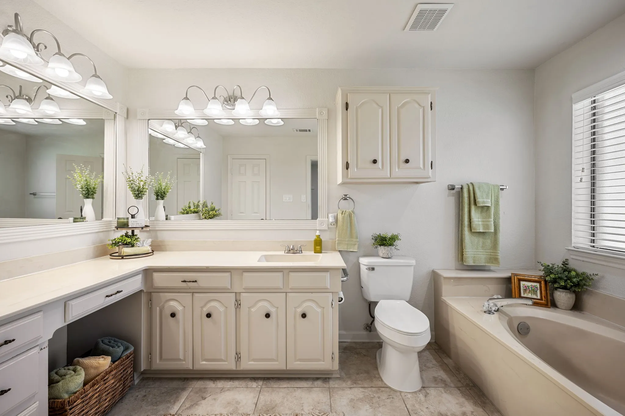 Single Family Residence For Sale in Hunt County , 3111 Bonham Street, Greenville, Texas 75402, 2 Bedroom, 2 Bathroom, 2 Garage spaces, 1,880 Sqft, built in 1989, mls#21377538, Real Estate Agent in Greenville, Homes For Sale in Hunt county, Homes For Sale in Greenville, Realtor in Greenville Texas, Real Estate Brokerage Independent Realty Texas, Luminita Cordes Realtor