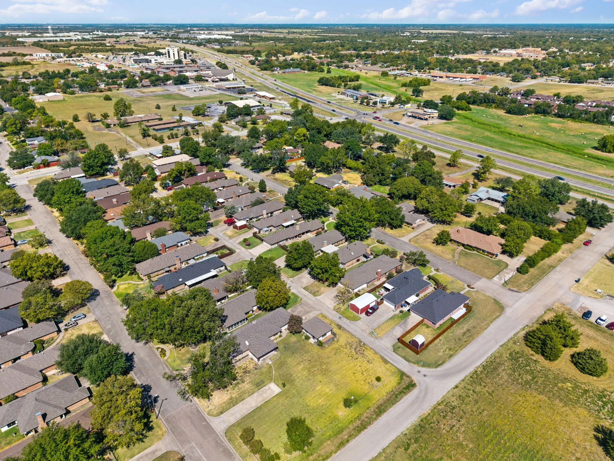 Single Family Residence For Sale in Hunt County , 3111 Bonham Street, Greenville, Texas 75402, 2 Bedroom, 2 Bathroom, 2 Garage spaces, 1,880 Sqft, built in 1989, mls#21377538, Real Estate Agent in Greenville, Homes For Sale in Hunt county, Homes For Sale in Greenville, Realtor in Greenville Texas, Real Estate Brokerage Independent Realty Texas, Luminita Cordes Realtor