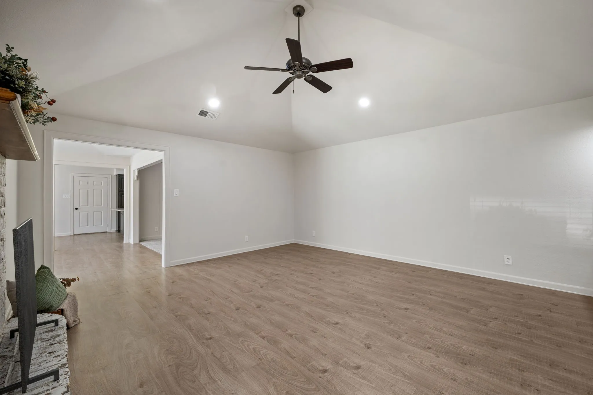Single Family Residence For Sale in Hunt County , 3111 Bonham Street, Greenville, Texas 75402, 2 Bedroom, 2 Bathroom, 2 Garage spaces, 1,880 Sqft, built in 1989, mls#21377538, Real Estate Agent in Greenville, Homes For Sale in Hunt county, Homes For Sale in Greenville, Realtor in Greenville Texas, Real Estate Brokerage Independent Realty Texas, Luminita Cordes Realtor