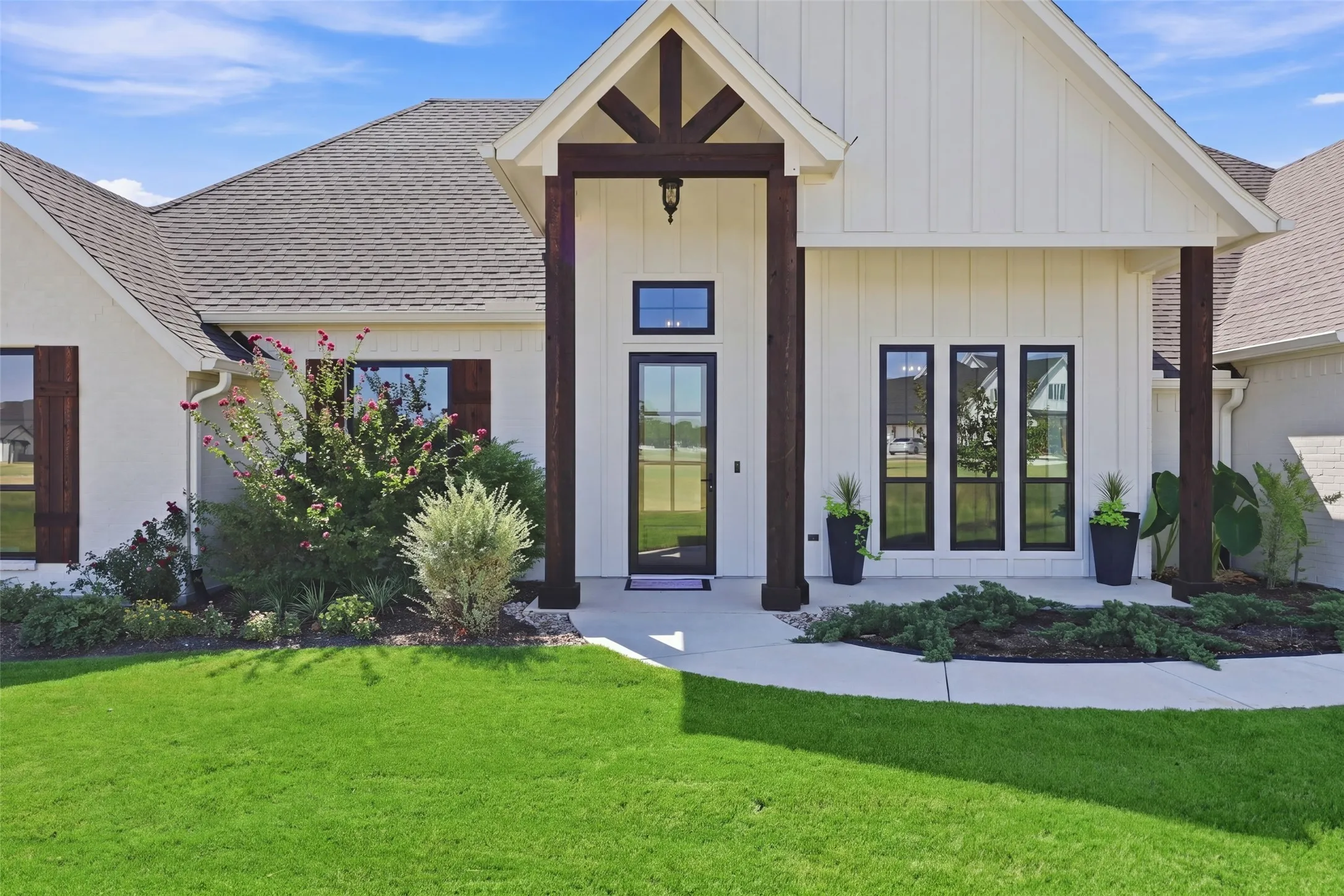 Single Family Residence For Sale in Parker County , 1072 Paradise Parkway, Poolville, Texas 76487, 4 Bedroom, 2 Bathroom, 4 Garage spaces, 2,474 Sqft, built in 2021, mls#21373321, Real Estate Agent in Poolville, Homes For Sale in Parker county, Homes For Sale in Poolville, Realtor in Poolville Texas, Real Estate Brokerage Independent Realty Texas, Luminita Cordes Realtor