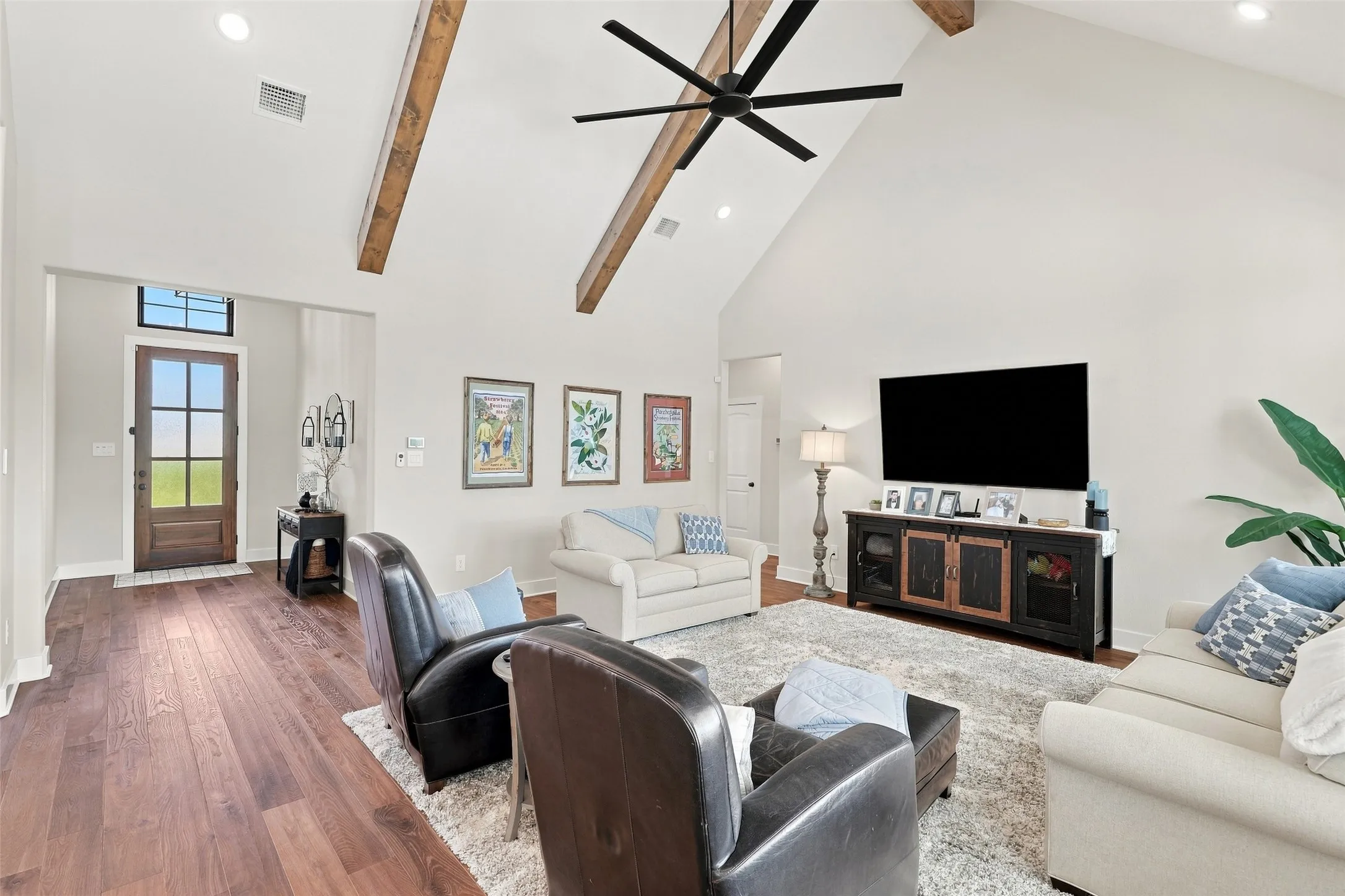 Single Family Residence For Sale in Parker County , 1072 Paradise Parkway, Poolville, Texas 76487, 4 Bedroom, 2 Bathroom, 4 Garage spaces, 2,474 Sqft, built in 2021, mls#21373321, Real Estate Agent in Poolville, Homes For Sale in Parker county, Homes For Sale in Poolville, Realtor in Poolville Texas, Real Estate Brokerage Independent Realty Texas, Luminita Cordes Realtor