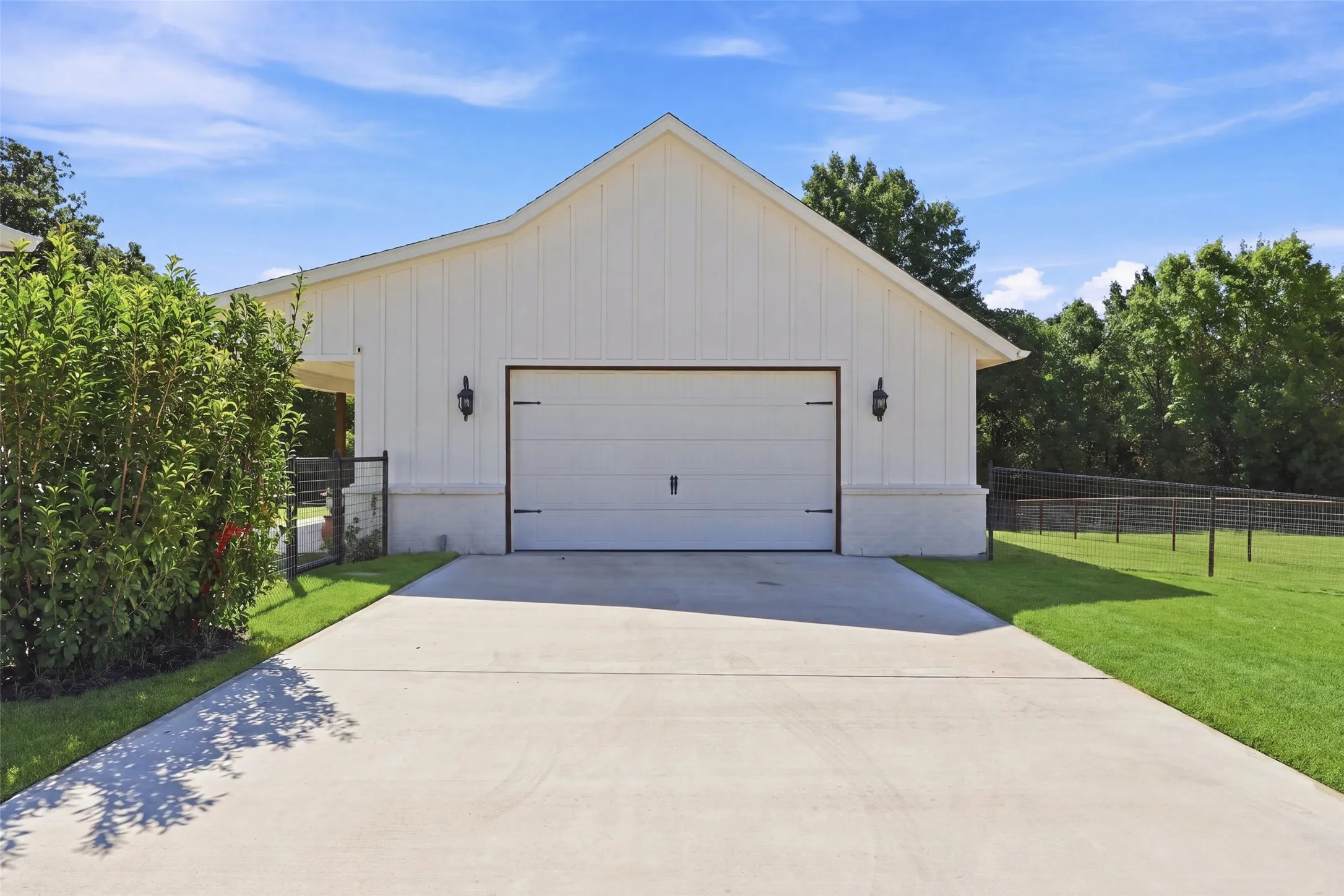 Single Family Residence For Sale in Parker County , 1072 Paradise Parkway, Poolville, Texas 76487, 4 Bedroom, 2 Bathroom, 4 Garage spaces, 2,474 Sqft, built in 2021, mls#21373321, Real Estate Agent in Poolville, Homes For Sale in Parker county, Homes For Sale in Poolville, Realtor in Poolville Texas, Real Estate Brokerage Independent Realty Texas, Luminita Cordes Realtor