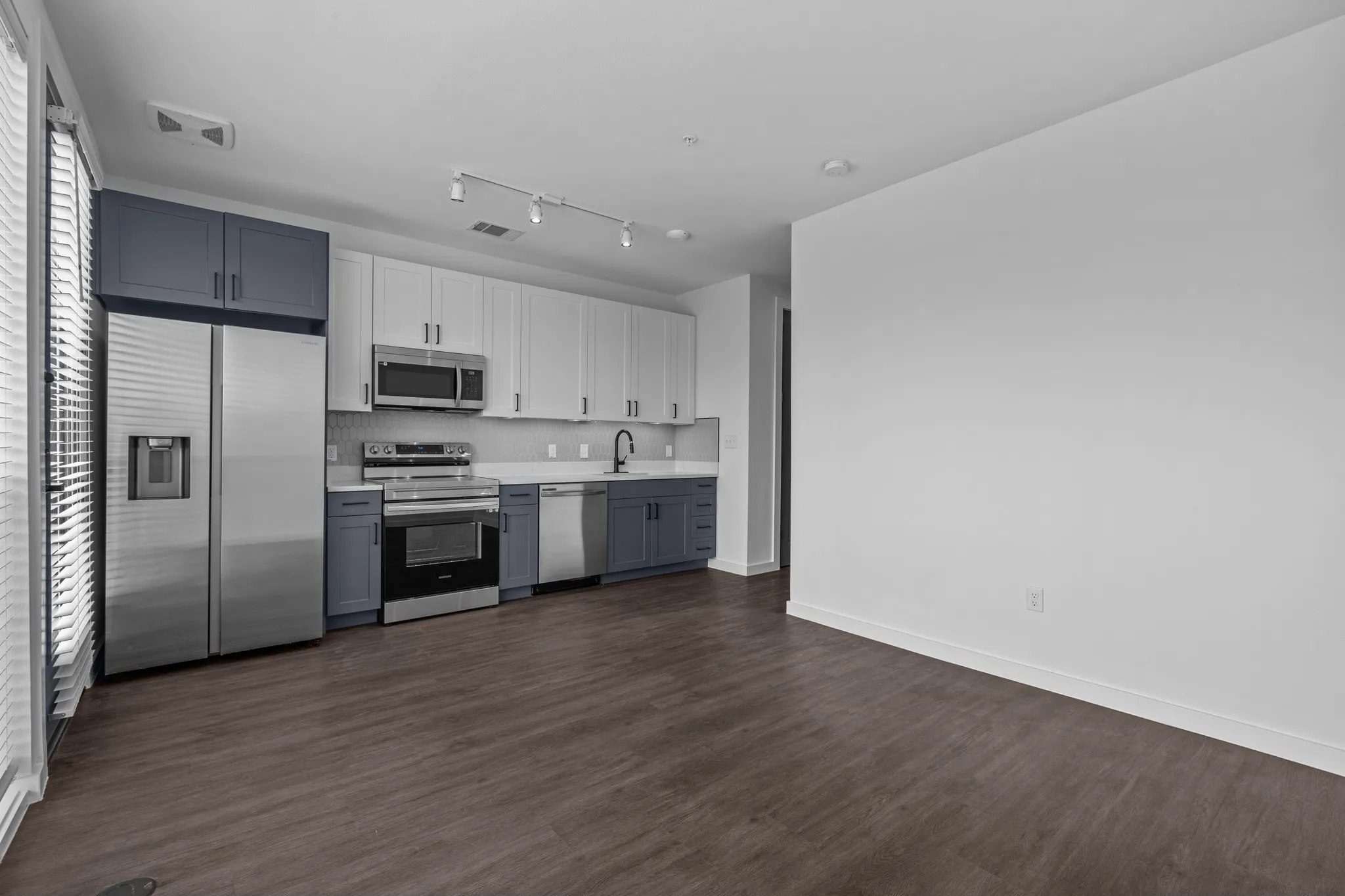 Apartment For Rent in Dallas County , 1100 N Zang Boulevard 503, Dallas, Texas 75203, 1 Bedroom, 1 Bathroom, Garage spaces, 717 Sqft, built in 2023, mls#21378876, Real Estate Agent in Dallas, Homes For Rent in Dallas county, Homes For Rent in Dallas, Realtor in Dallas Texas, Real Estate Brokerage Independent Realty Texas, Luminita Cordes Realtor