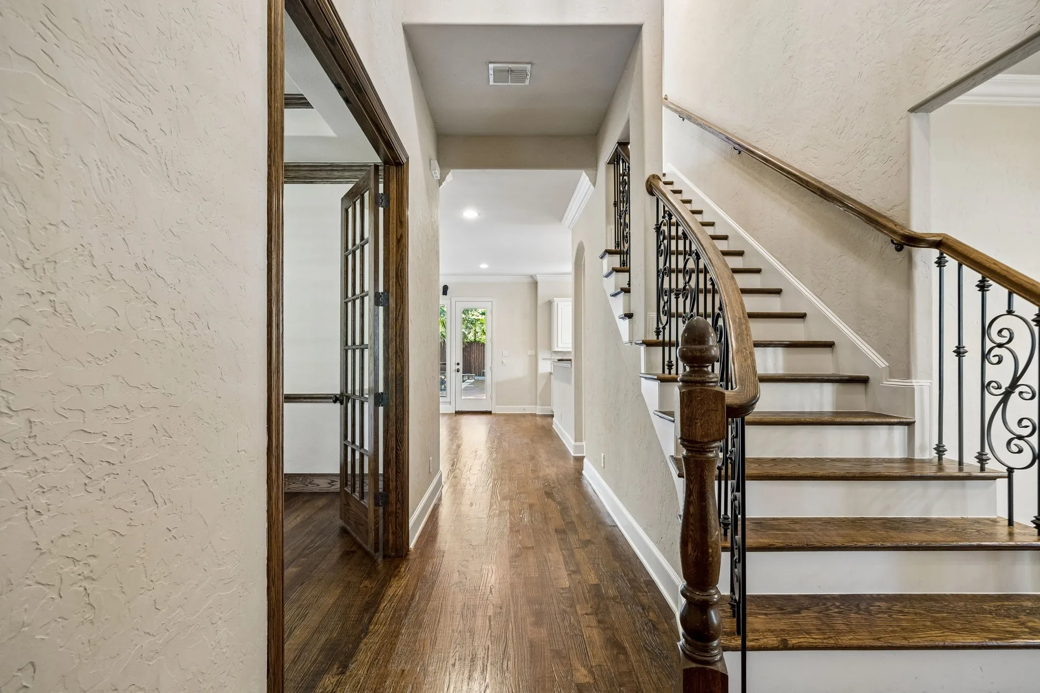 Single Family Residence For Rent in Dallas County , 7202 Casa Loma Avenue, Dallas, Texas 75214, 4 Bedroom, 4 Bathroom, 2 Garage spaces, 2,991 Sqft, built in 2006, mls#21377778, Real Estate Agent in Dallas, Homes For Rent in Dallas county, Homes For Rent in Dallas, Realtor in Dallas Texas, Real Estate Brokerage Independent Realty Texas, Luminita Cordes Realtor