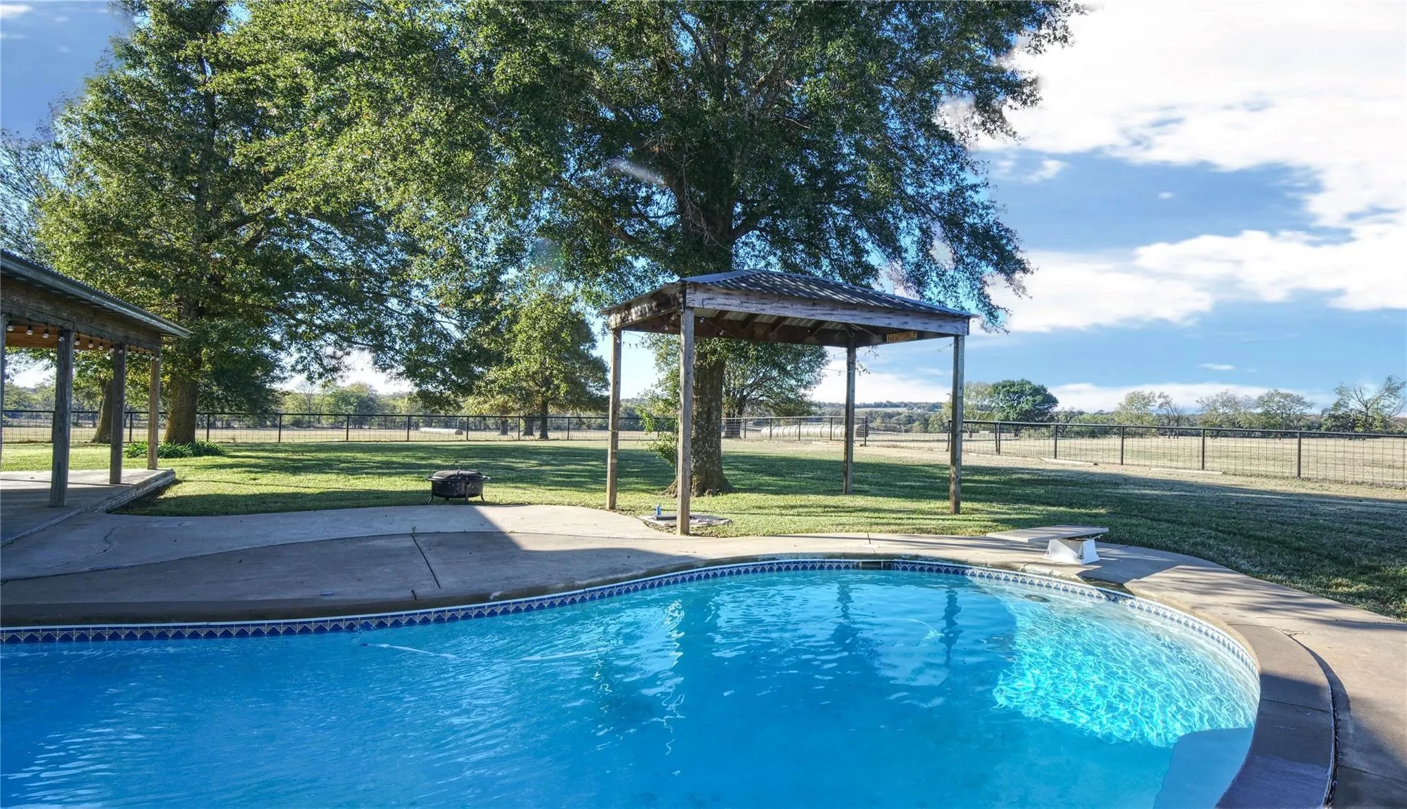 Single Family Residence For Sale in Van Zandt County , 1210 VZ County Road 2316, Canton, Texas 75103, 5 Bedroom, 3 Bathroom, Garage spaces, 3,904 Sqft, built in 1973, mls#21377912, Real Estate Agent in Canton, Homes For Sale in Van Zandt county, Homes For Sale in Canton, Realtor in Canton Texas, Real Estate Brokerage Independent Realty Texas, Luminita Cordes Realtor