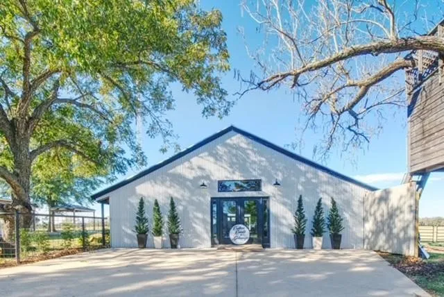 Single Family Residence For Sale in Van Zandt County , 1210 VZ County Road 2316, Canton, Texas 75103, 5 Bedroom, 3 Bathroom, Garage spaces, 3,904 Sqft, built in 1973, mls#21377912, Real Estate Agent in Canton, Homes For Sale in Van Zandt county, Homes For Sale in Canton, Realtor in Canton Texas, Real Estate Brokerage Independent Realty Texas, Luminita Cordes Realtor