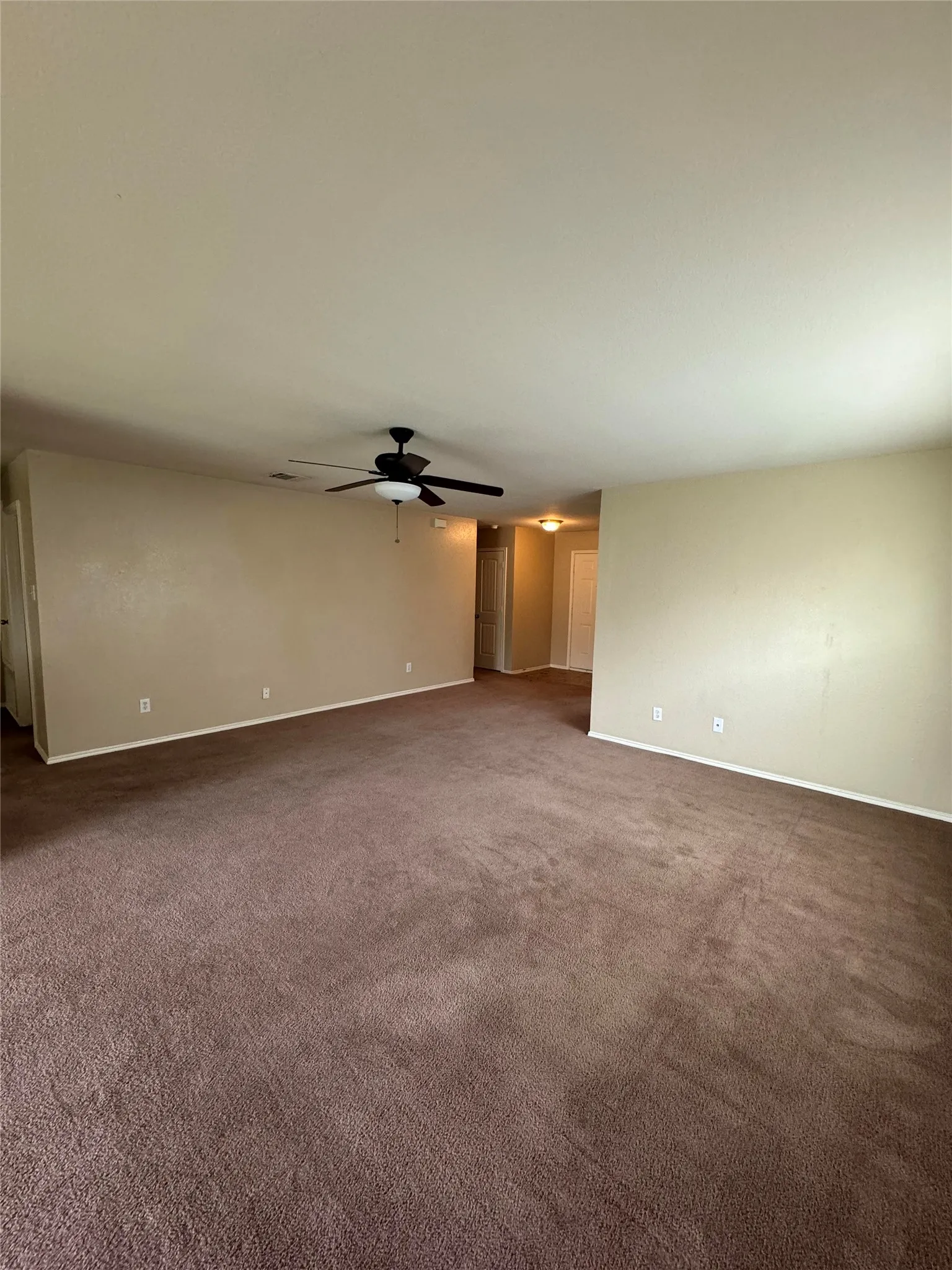 Single Family Residence For Rent in Kaufman County , 2009 Kings Forest Drive, Heartland, Texas 75126, 3 Bedroom, 2 Bathroom, 2 Garage spaces, 1,643 Sqft, built in 2007, mls#21378892, Real Estate Agent in Heartland, Homes For Rent in Kaufman county, Homes For Rent in Heartland, Realtor in Heartland Texas, Real Estate Brokerage Independent Realty Texas, Luminita Cordes Realtor