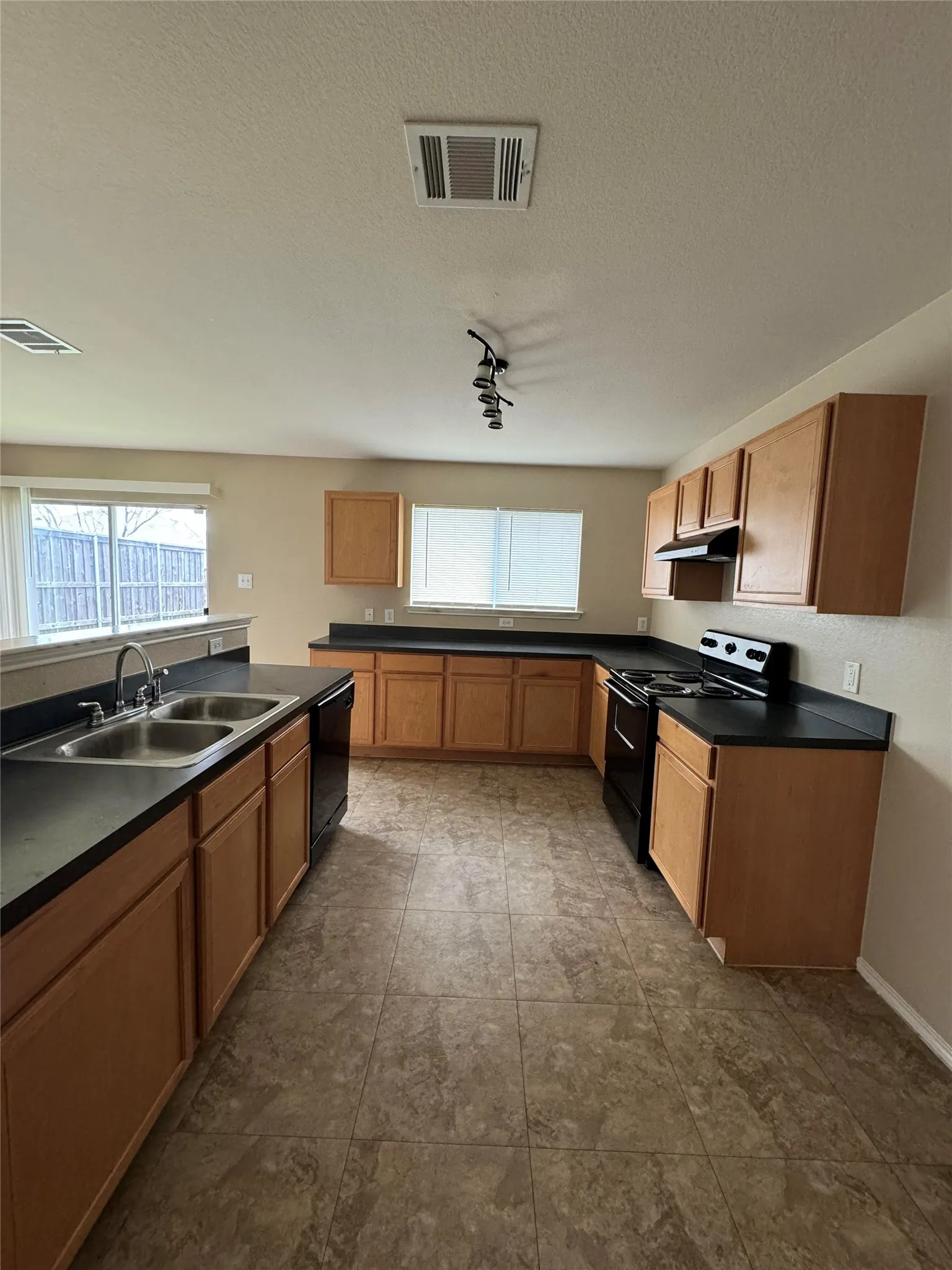 Single Family Residence For Rent in Kaufman County , 2009 Kings Forest Drive, Heartland, Texas 75126, 3 Bedroom, 2 Bathroom, 2 Garage spaces, 1,643 Sqft, built in 2007, mls#21378892, Real Estate Agent in Heartland, Homes For Rent in Kaufman county, Homes For Rent in Heartland, Realtor in Heartland Texas, Real Estate Brokerage Independent Realty Texas, Luminita Cordes Realtor