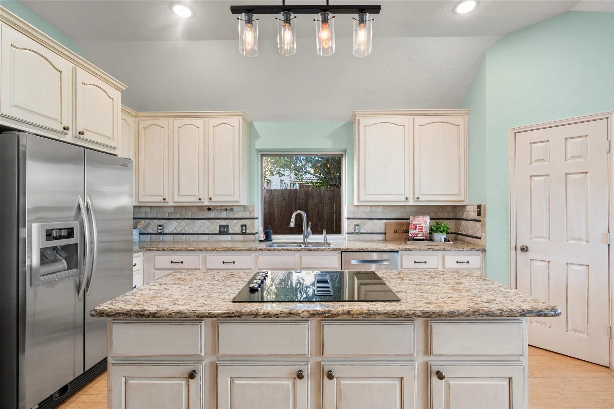 Single Family Residence For Sale in Tarrant County , 1002 Muirfield Drive, Mansfield, Texas 76063, 4 Bedroom, 3 Bathroom, 2 Garage spaces, 2,947 Sqft, built in 1996, mls#21374137, Real Estate Agent in Mansfield, Homes For Sale in Tarrant county, Homes For Sale in Mansfield, Realtor in Mansfield Texas, Real Estate Brokerage Independent Realty Texas, Luminita Cordes Realtor