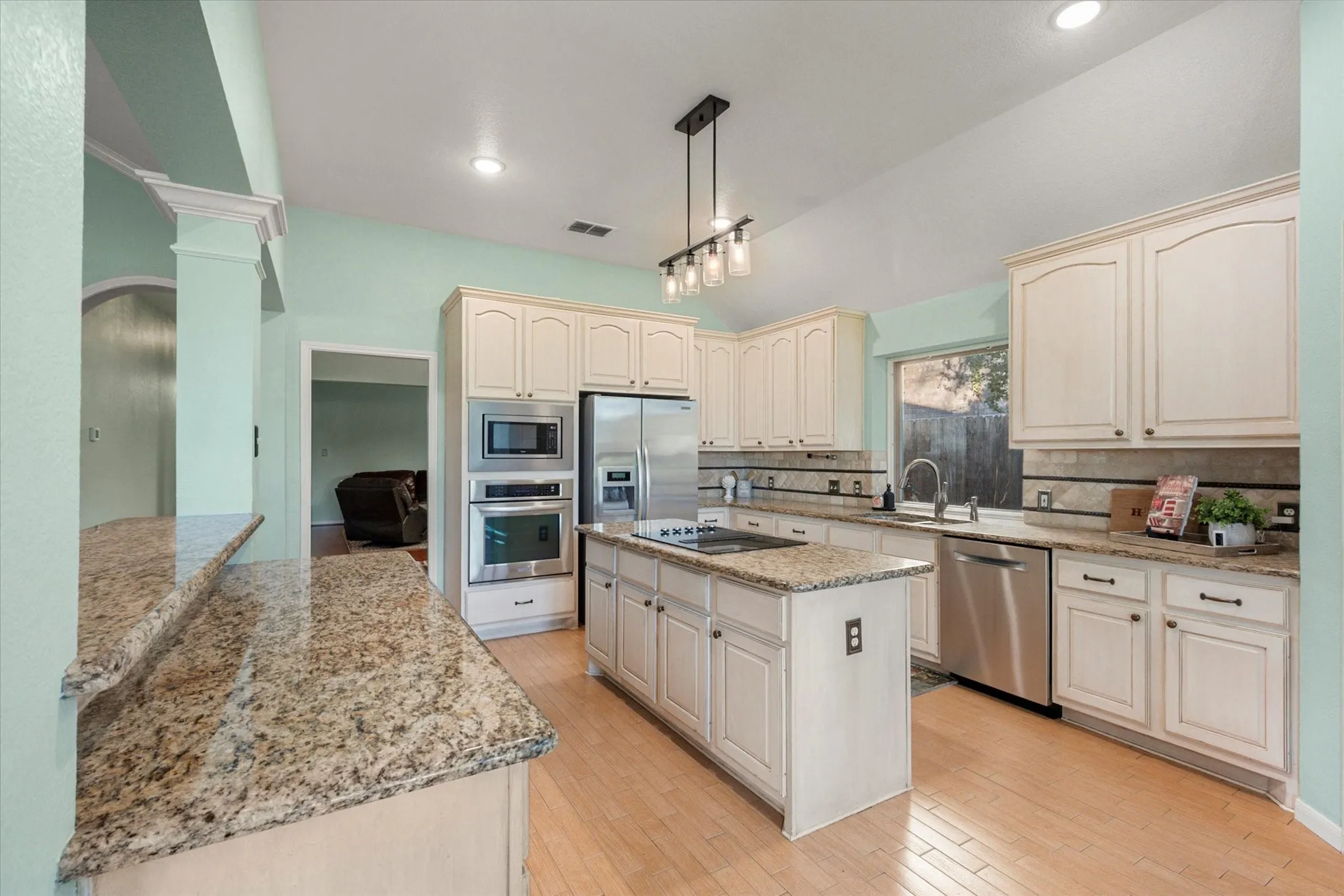 Single Family Residence For Sale in Tarrant County , 1002 Muirfield Drive, Mansfield, Texas 76063, 4 Bedroom, 3 Bathroom, 2 Garage spaces, 2,947 Sqft, built in 1996, mls#21374137, Real Estate Agent in Mansfield, Homes For Sale in Tarrant county, Homes For Sale in Mansfield, Realtor in Mansfield Texas, Real Estate Brokerage Independent Realty Texas, Luminita Cordes Realtor