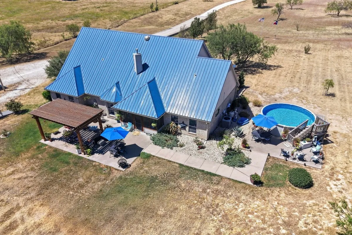 Single Family Residence For Sale in Bosque County , 248 Fm 3118, Clifton, Texas 76634, 3 Bedroom, 2 Bathroom, 6 Garage spaces, 2,343 Sqft, built in 2006, mls#21378321, Real Estate Agent in Clifton, Homes For Sale in Bosque county, Homes For Sale in Clifton, Realtor in Clifton Texas, Real Estate Brokerage Independent Realty Texas, Luminita Cordes Realtor