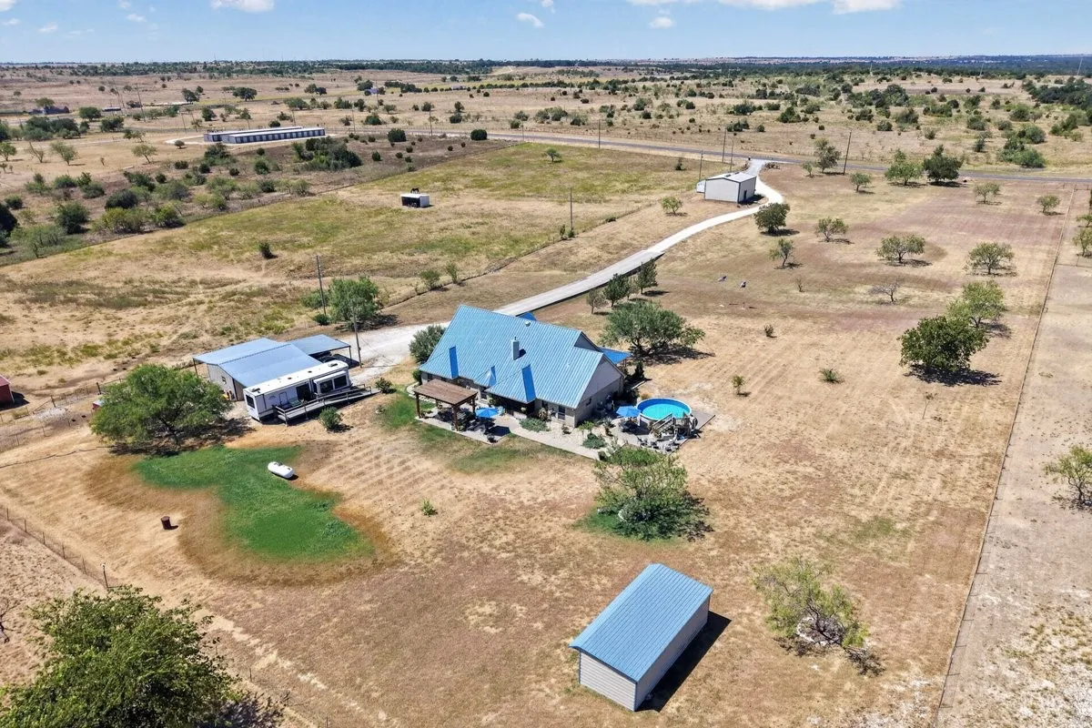 Single Family Residence For Sale in Bosque County , 248 Fm 3118, Clifton, Texas 76634, 3 Bedroom, 2 Bathroom, 6 Garage spaces, 2,343 Sqft, built in 2006, mls#21378321, Real Estate Agent in Clifton, Homes For Sale in Bosque county, Homes For Sale in Clifton, Realtor in Clifton Texas, Real Estate Brokerage Independent Realty Texas, Luminita Cordes Realtor