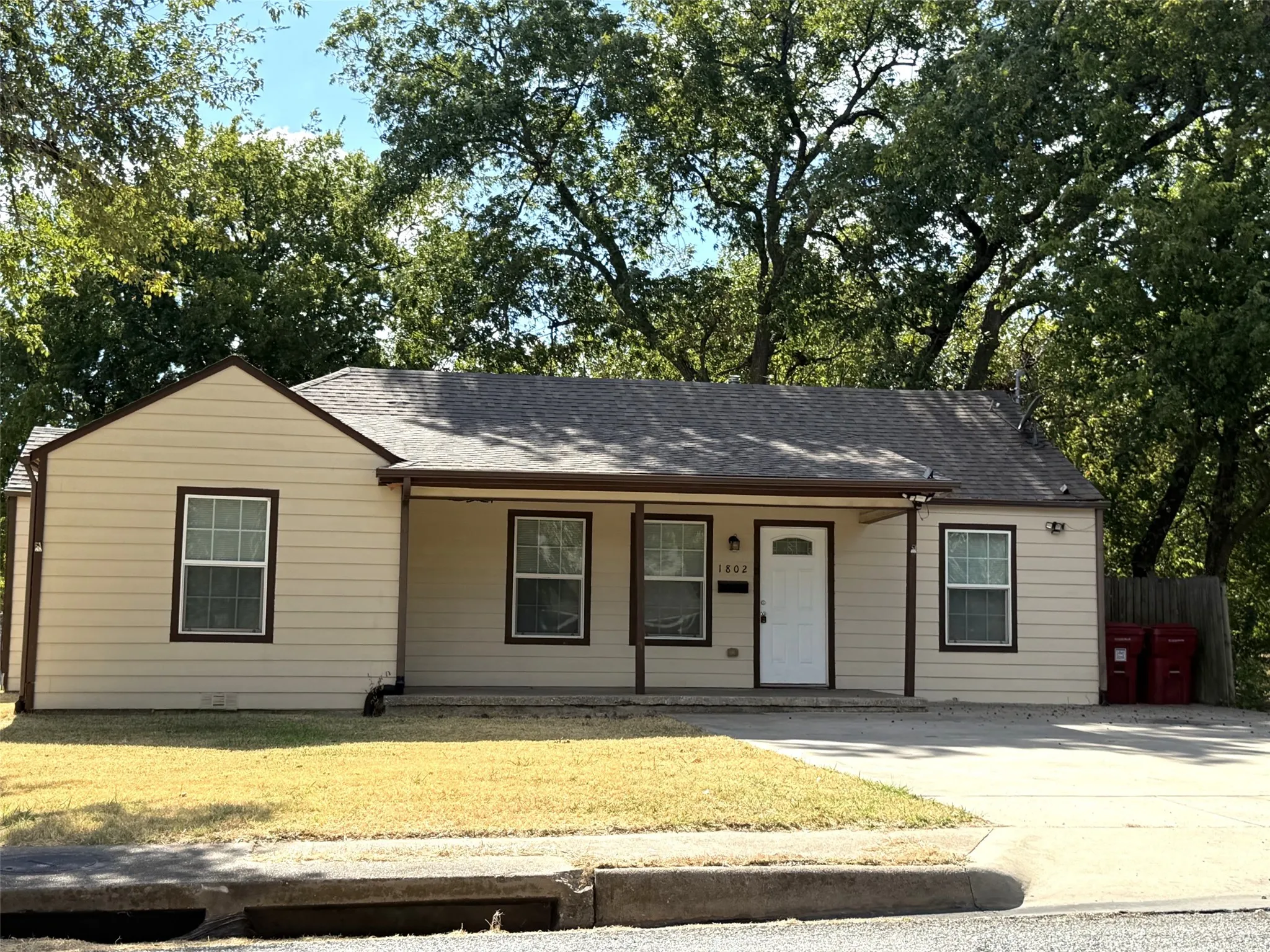 Single Family Residence For Sale in Grayson County , 1802 N Woods Street, Sherman, Texas 75092, 4 Bedroom, 2 Bathroom, Garage spaces, 1,600 Sqft, built in 1939, mls#21377996, Real Estate Agent in Sherman, Homes For Sale in Grayson county, Homes For Sale in Sherman, Realtor in Sherman Texas, Real Estate Brokerage Independent Realty Texas, Luminita Cordes Realtor