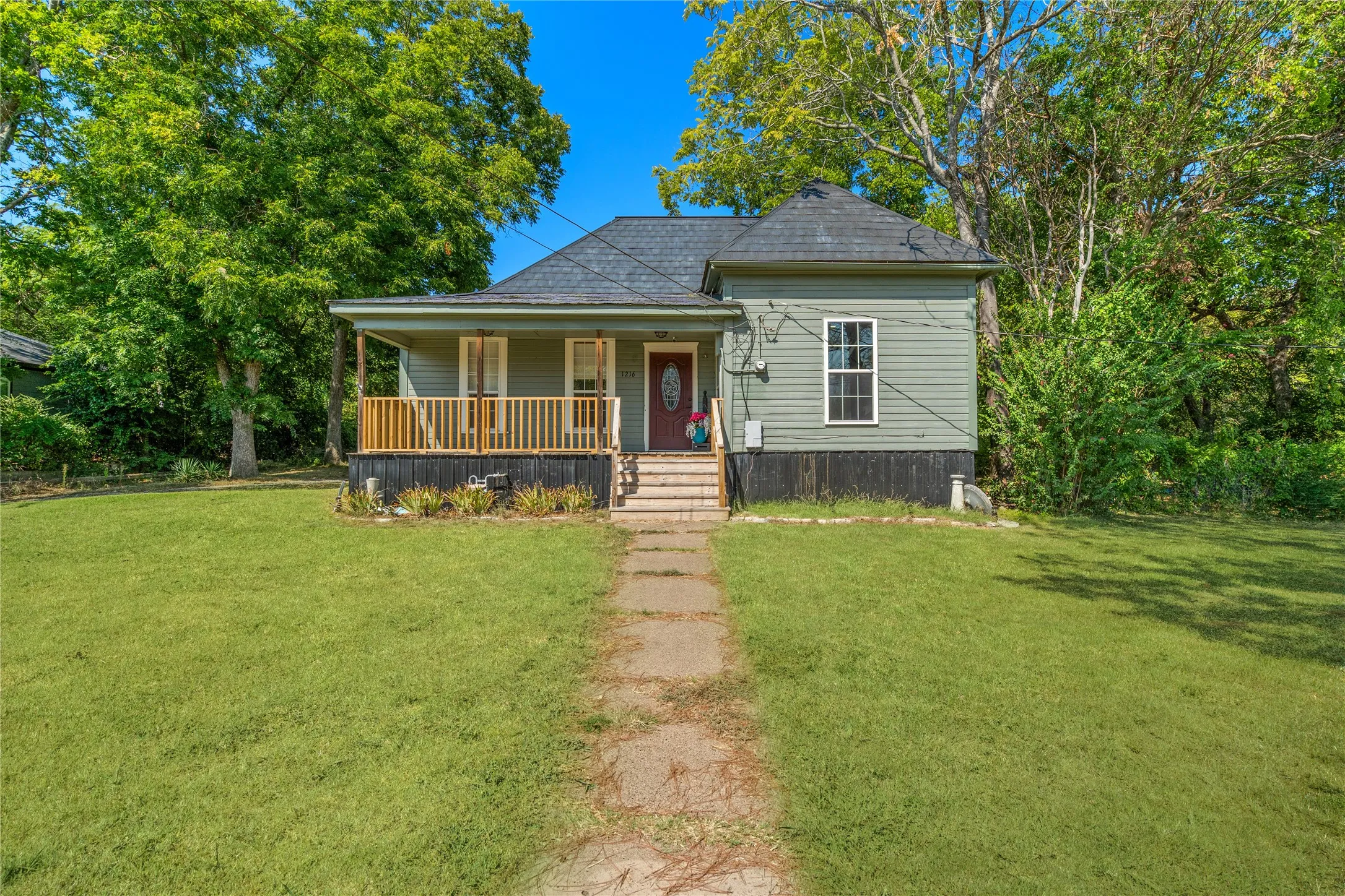 Single Family Residence For Sale in Hunt County , 1216 Wesley Street, Greenville, Texas 75401, 3 Bedroom, 1 Bathroom, 1 Garage spaces, 1,172 Sqft, built in 1975, mls#21378901, Real Estate Agent in Greenville, Homes For Sale in Hunt county, Homes For Sale in Greenville, Realtor in Greenville Texas, Real Estate Brokerage Independent Realty Texas, Luminita Cordes Realtor