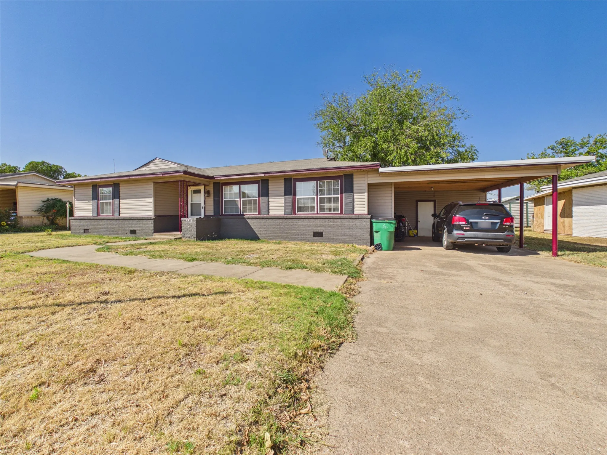 Single Family Residence For Sale in Wichita County , 711 West Avenue, Electra, Texas 76360, 3 Bedroom, 2 Bathroom, Garage spaces, 1,447 Sqft, built in 1955, mls#21378894, Real Estate Agent in Electra, Homes For Sale in Wichita county, Homes For Sale in Electra, Realtor in Electra Texas, Real Estate Brokerage Independent Realty Texas, Luminita Cordes Realtor