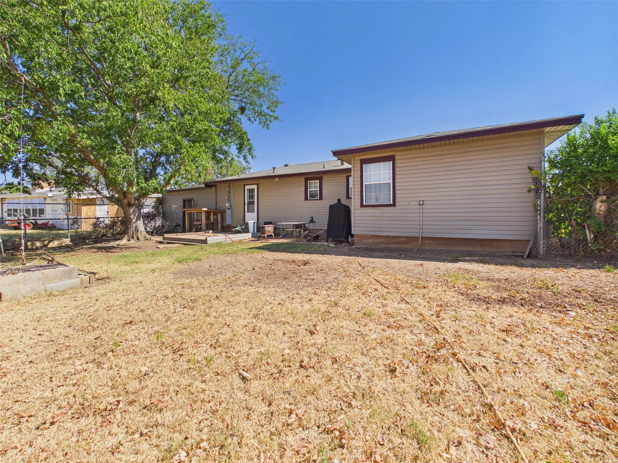 Single Family Residence For Sale in Wichita County , 711 West Avenue, Electra, Texas 76360, 3 Bedroom, 2 Bathroom, Garage spaces, 1,447 Sqft, built in 1955, mls#21378894, Real Estate Agent in Electra, Homes For Sale in Wichita county, Homes For Sale in Electra, Realtor in Electra Texas, Real Estate Brokerage Independent Realty Texas, Luminita Cordes Realtor