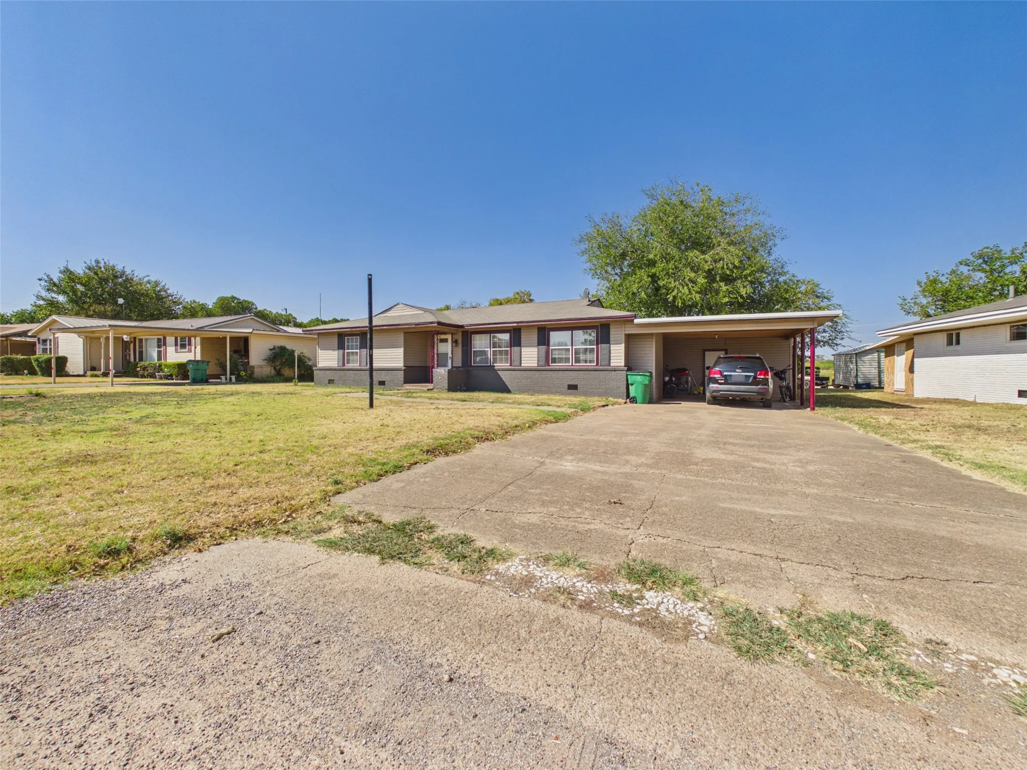Single Family Residence For Sale in Wichita County , 711 West Avenue, Electra, Texas 76360, 3 Bedroom, 2 Bathroom, Garage spaces, 1,447 Sqft, built in 1955, mls#21378894, Real Estate Agent in Electra, Homes For Sale in Wichita county, Homes For Sale in Electra, Realtor in Electra Texas, Real Estate Brokerage Independent Realty Texas, Luminita Cordes Realtor