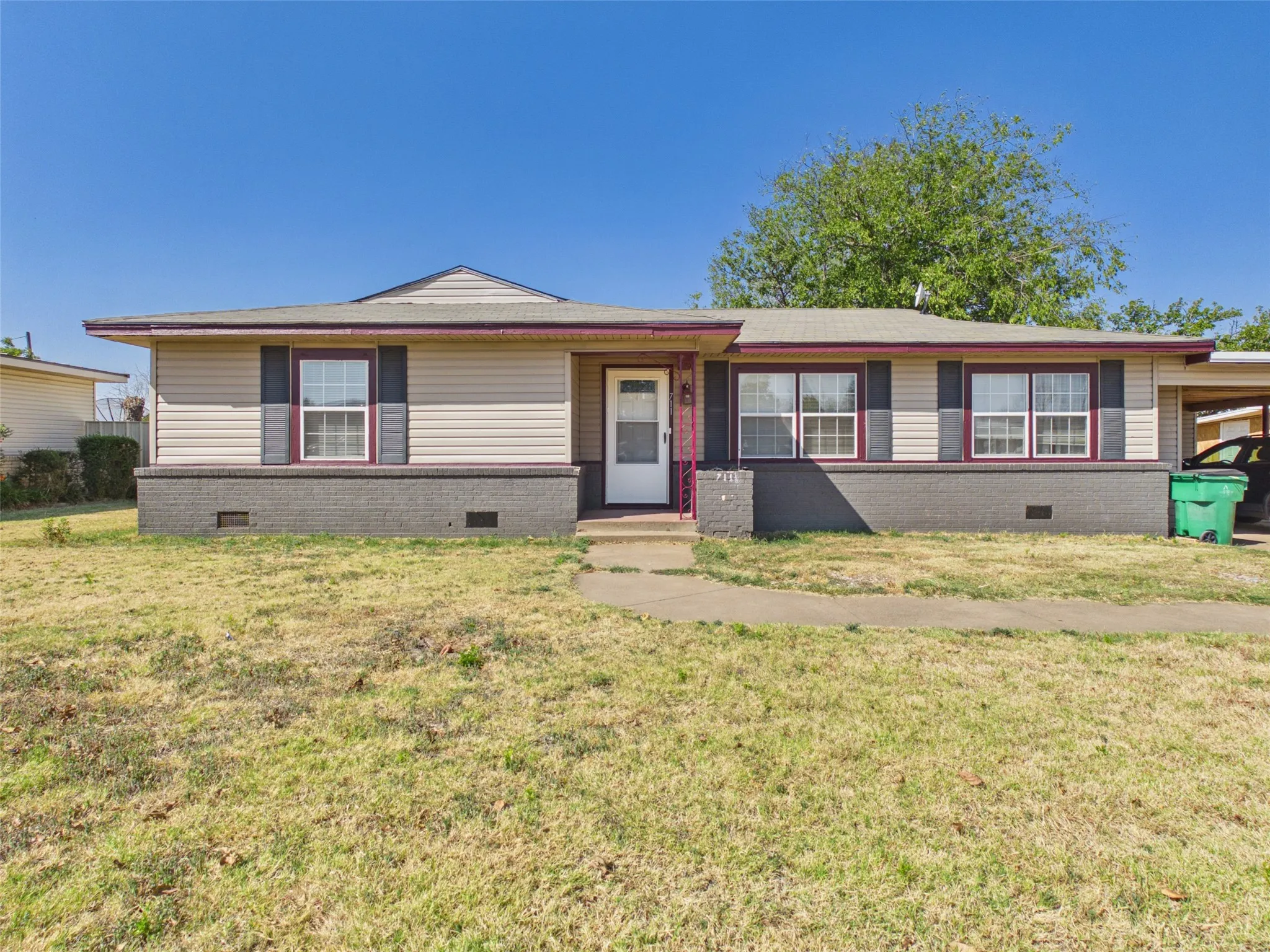 Single Family Residence For Sale in Wichita County , 711 West Avenue, Electra, Texas 76360, 3 Bedroom, 2 Bathroom, Garage spaces, 1,447 Sqft, built in 1955, mls#21378894, Real Estate Agent in Electra, Homes For Sale in Wichita county, Homes For Sale in Electra, Realtor in Electra Texas, Real Estate Brokerage Independent Realty Texas, Luminita Cordes Realtor