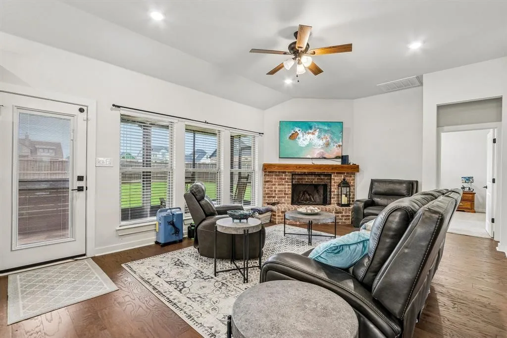 Single Family Residence For Sale in Grayson County , 114 Prairie Meadow Lane, Pottsboro, Texas 75076, 3 Bedroom, 2 Bathroom, 2 Garage spaces, 1,986 Sqft, built in 2020, mls#21374021, Real Estate Agent in Pottsboro, Homes For Sale in Grayson county, Homes For Sale in Pottsboro, Realtor in Pottsboro Texas, Real Estate Brokerage Independent Realty Texas, Luminita Cordes Realtor