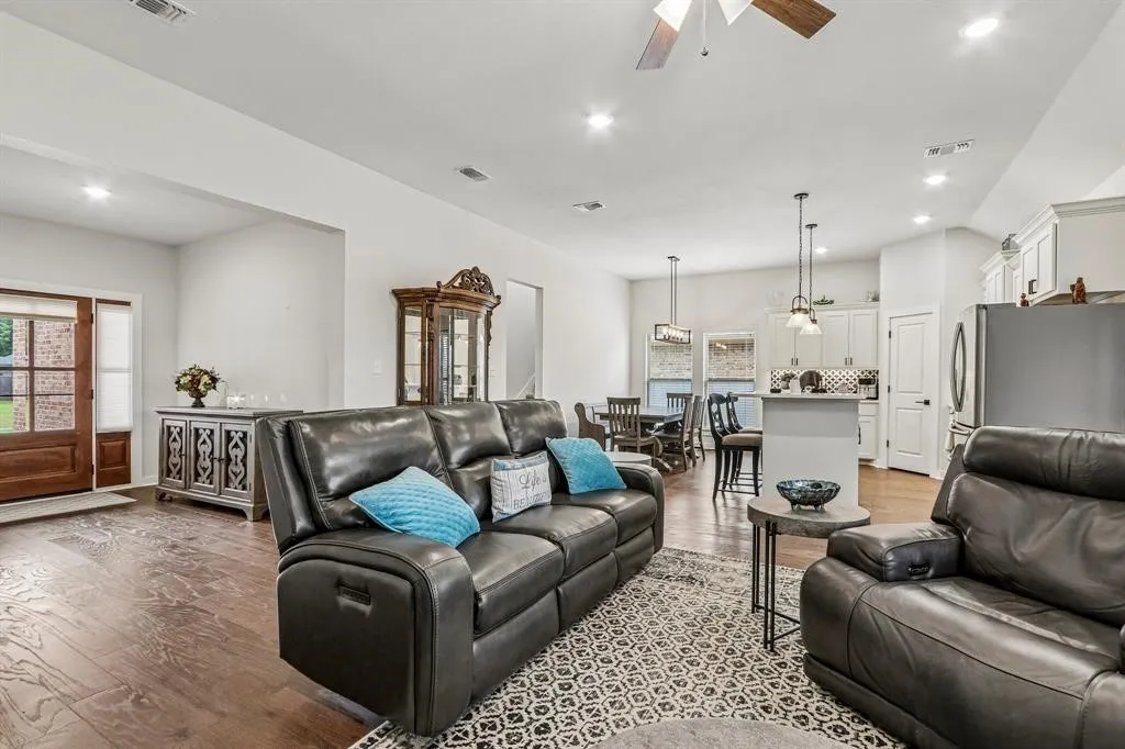 Single Family Residence For Sale in Grayson County , 114 Prairie Meadow Lane, Pottsboro, Texas 75076, 3 Bedroom, 2 Bathroom, 2 Garage spaces, 1,986 Sqft, built in 2020, mls#21374021, Real Estate Agent in Pottsboro, Homes For Sale in Grayson county, Homes For Sale in Pottsboro, Realtor in Pottsboro Texas, Real Estate Brokerage Independent Realty Texas, Luminita Cordes Realtor