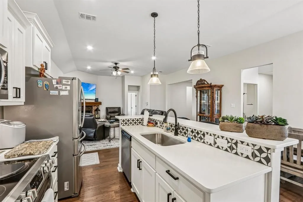 Single Family Residence For Sale in Grayson County , 114 Prairie Meadow Lane, Pottsboro, Texas 75076, 3 Bedroom, 2 Bathroom, 2 Garage spaces, 1,986 Sqft, built in 2020, mls#21374021, Real Estate Agent in Pottsboro, Homes For Sale in Grayson county, Homes For Sale in Pottsboro, Realtor in Pottsboro Texas, Real Estate Brokerage Independent Realty Texas, Luminita Cordes Realtor