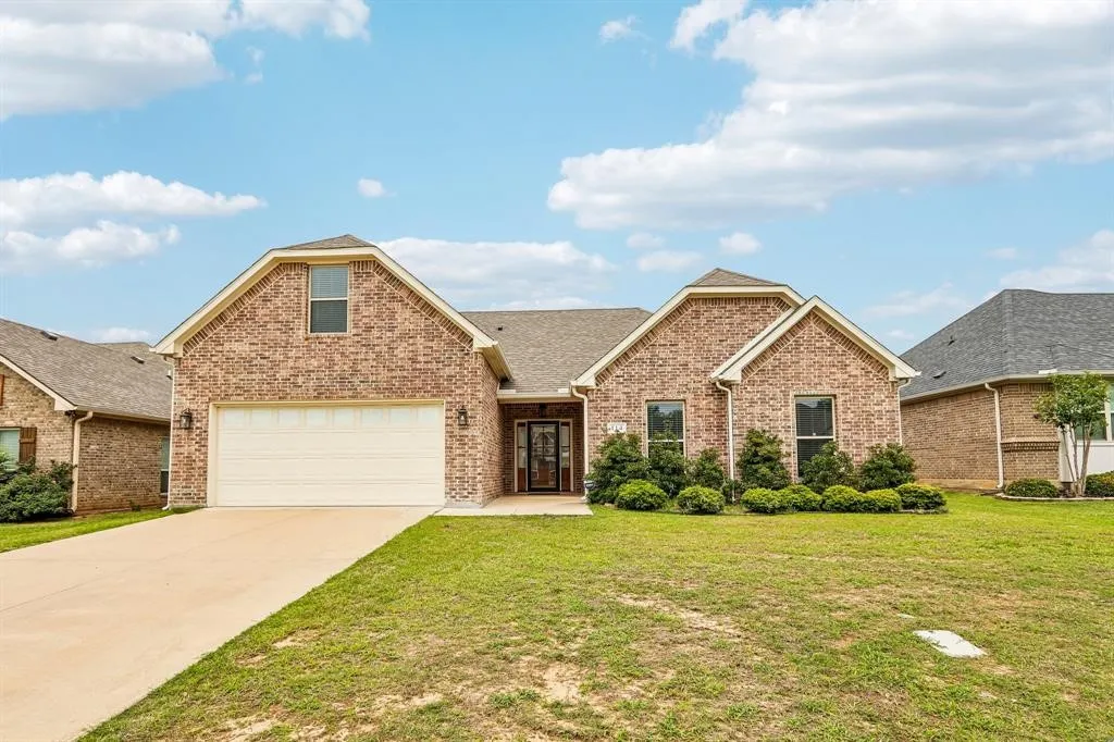 Single Family Residence For Sale in Grayson County , 114 Prairie Meadow Lane, Pottsboro, Texas 75076, 3 Bedroom, 2 Bathroom, 2 Garage spaces, 1,986 Sqft, built in 2020, mls#21374021, Real Estate Agent in Pottsboro, Homes For Sale in Grayson county, Homes For Sale in Pottsboro, Realtor in Pottsboro Texas, Real Estate Brokerage Independent Realty Texas, Luminita Cordes Realtor