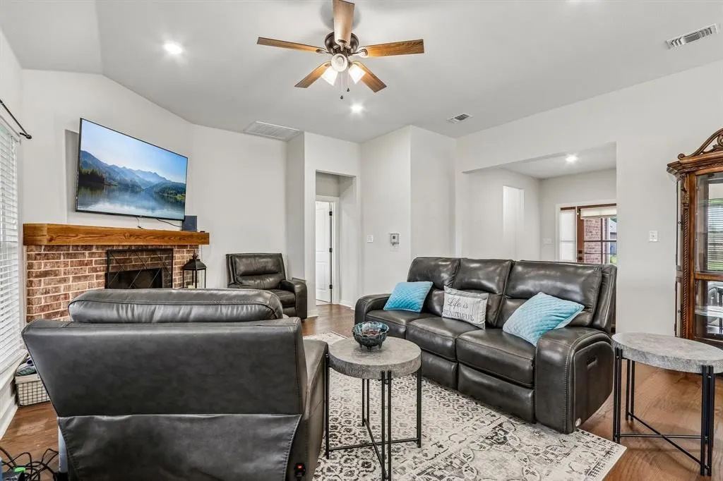 Single Family Residence For Sale in Grayson County , 114 Prairie Meadow Lane, Pottsboro, Texas 75076, 3 Bedroom, 2 Bathroom, 2 Garage spaces, 1,986 Sqft, built in 2020, mls#21374021, Real Estate Agent in Pottsboro, Homes For Sale in Grayson county, Homes For Sale in Pottsboro, Realtor in Pottsboro Texas, Real Estate Brokerage Independent Realty Texas, Luminita Cordes Realtor