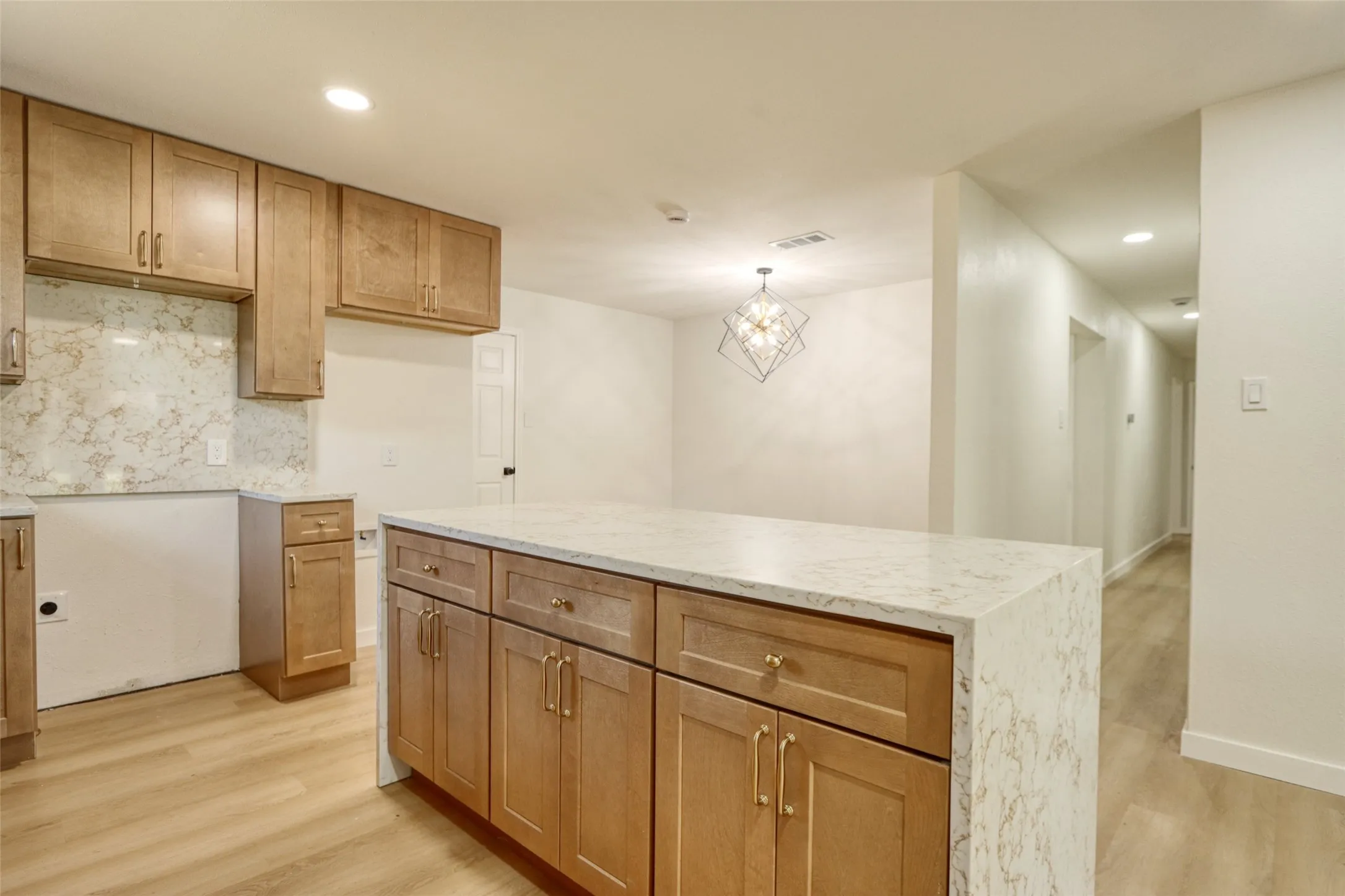 Single Family Residence For Sale in Tarrant County , 729 Oakwood Avenue, Hurst, Texas 76053, 3 Bedroom, 2 Bathroom, 2 Garage spaces, 1,489 Sqft, built in 1964, mls#21378919, Real Estate Agent in Hurst, Homes For Sale in Tarrant county, Homes For Sale in Hurst, Realtor in Hurst Texas, Real Estate Brokerage Independent Realty Texas, Luminita Cordes Realtor