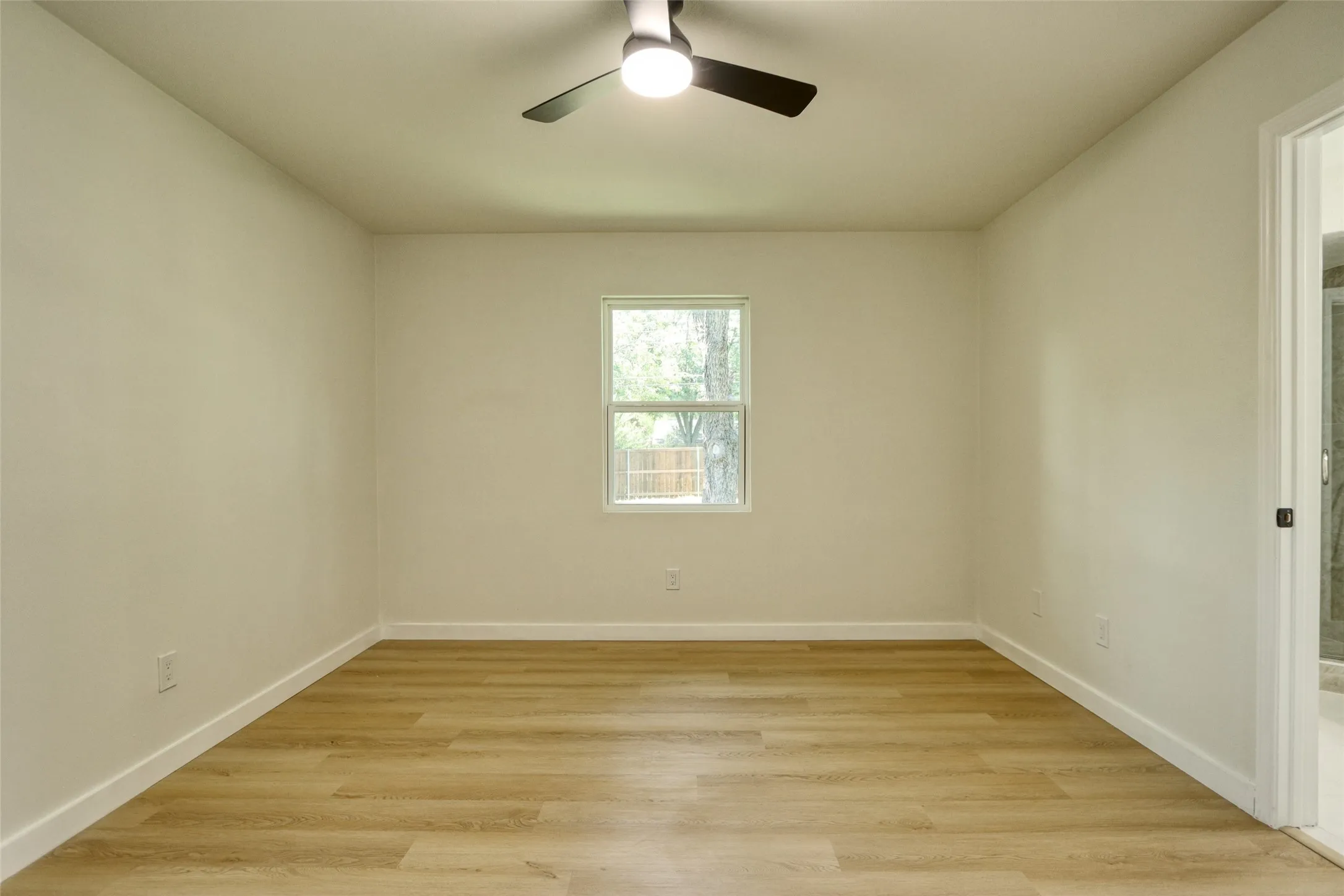 Single Family Residence For Sale in Tarrant County , 729 Oakwood Avenue, Hurst, Texas 76053, 3 Bedroom, 2 Bathroom, 2 Garage spaces, 1,489 Sqft, built in 1964, mls#21378919, Real Estate Agent in Hurst, Homes For Sale in Tarrant county, Homes For Sale in Hurst, Realtor in Hurst Texas, Real Estate Brokerage Independent Realty Texas, Luminita Cordes Realtor