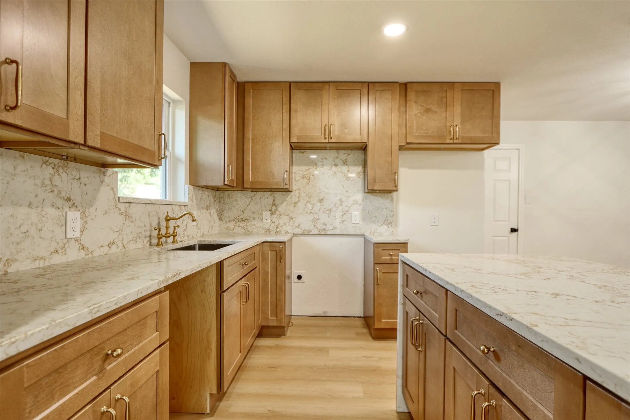 Single Family Residence For Sale in Tarrant County , 729 Oakwood Avenue, Hurst, Texas 76053, 3 Bedroom, 2 Bathroom, 2 Garage spaces, 1,489 Sqft, built in 1964, mls#21378919, Real Estate Agent in Hurst, Homes For Sale in Tarrant county, Homes For Sale in Hurst, Realtor in Hurst Texas, Real Estate Brokerage Independent Realty Texas, Luminita Cordes Realtor