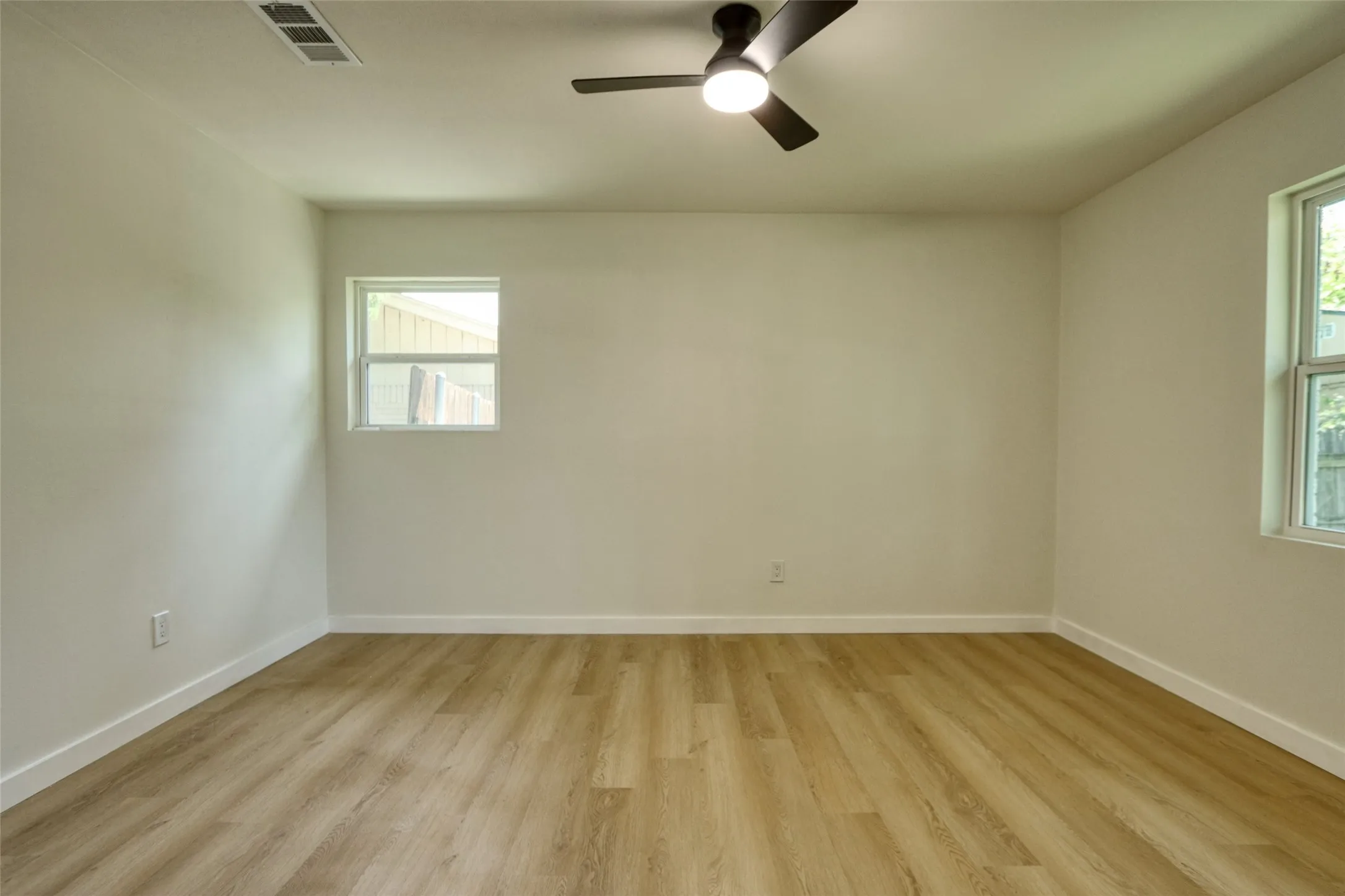 Single Family Residence For Sale in Tarrant County , 729 Oakwood Avenue, Hurst, Texas 76053, 3 Bedroom, 2 Bathroom, 2 Garage spaces, 1,489 Sqft, built in 1964, mls#21378919, Real Estate Agent in Hurst, Homes For Sale in Tarrant county, Homes For Sale in Hurst, Realtor in Hurst Texas, Real Estate Brokerage Independent Realty Texas, Luminita Cordes Realtor