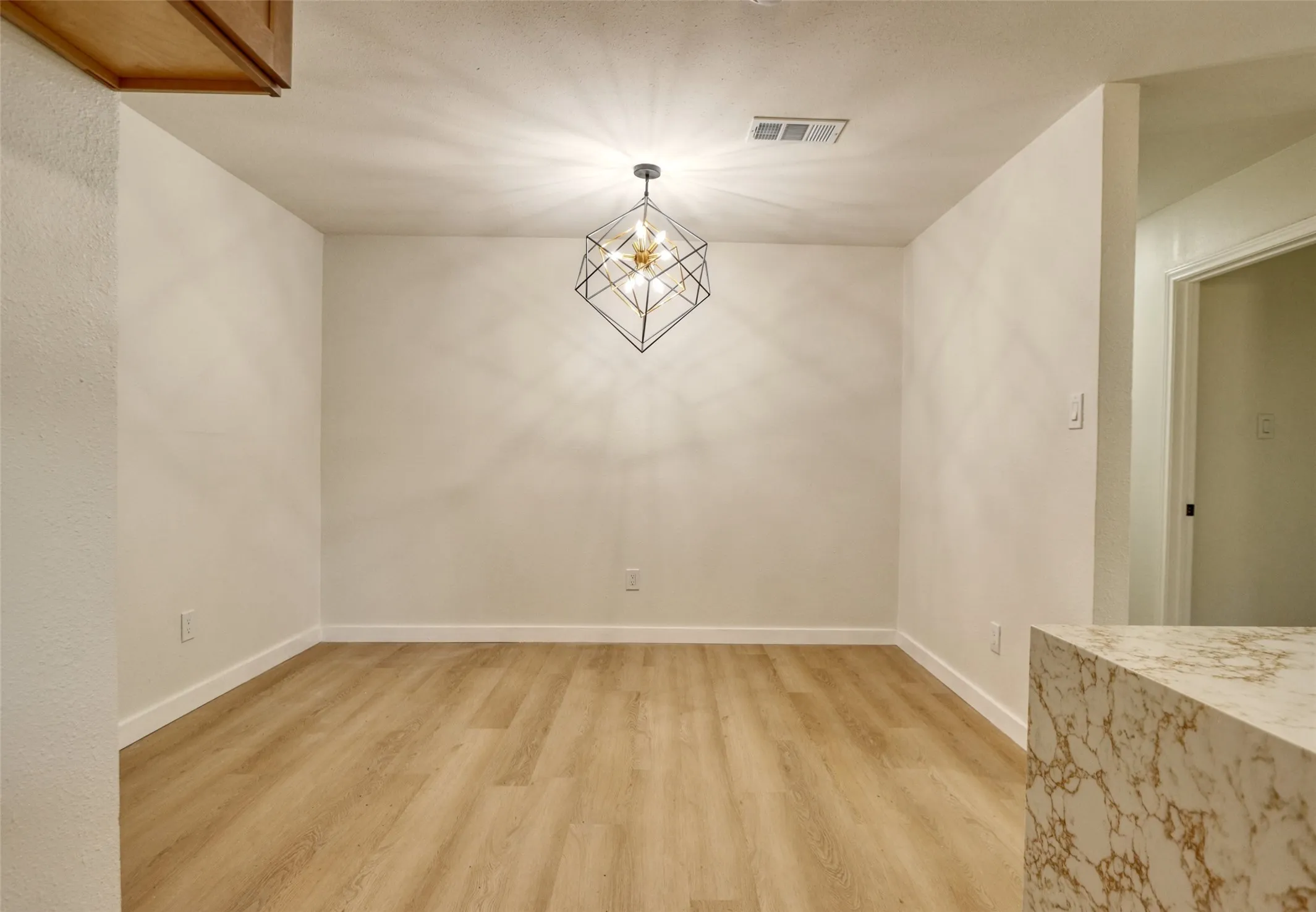 Single Family Residence For Sale in Tarrant County , 729 Oakwood Avenue, Hurst, Texas 76053, 3 Bedroom, 2 Bathroom, 2 Garage spaces, 1,489 Sqft, built in 1964, mls#21378919, Real Estate Agent in Hurst, Homes For Sale in Tarrant county, Homes For Sale in Hurst, Realtor in Hurst Texas, Real Estate Brokerage Independent Realty Texas, Luminita Cordes Realtor