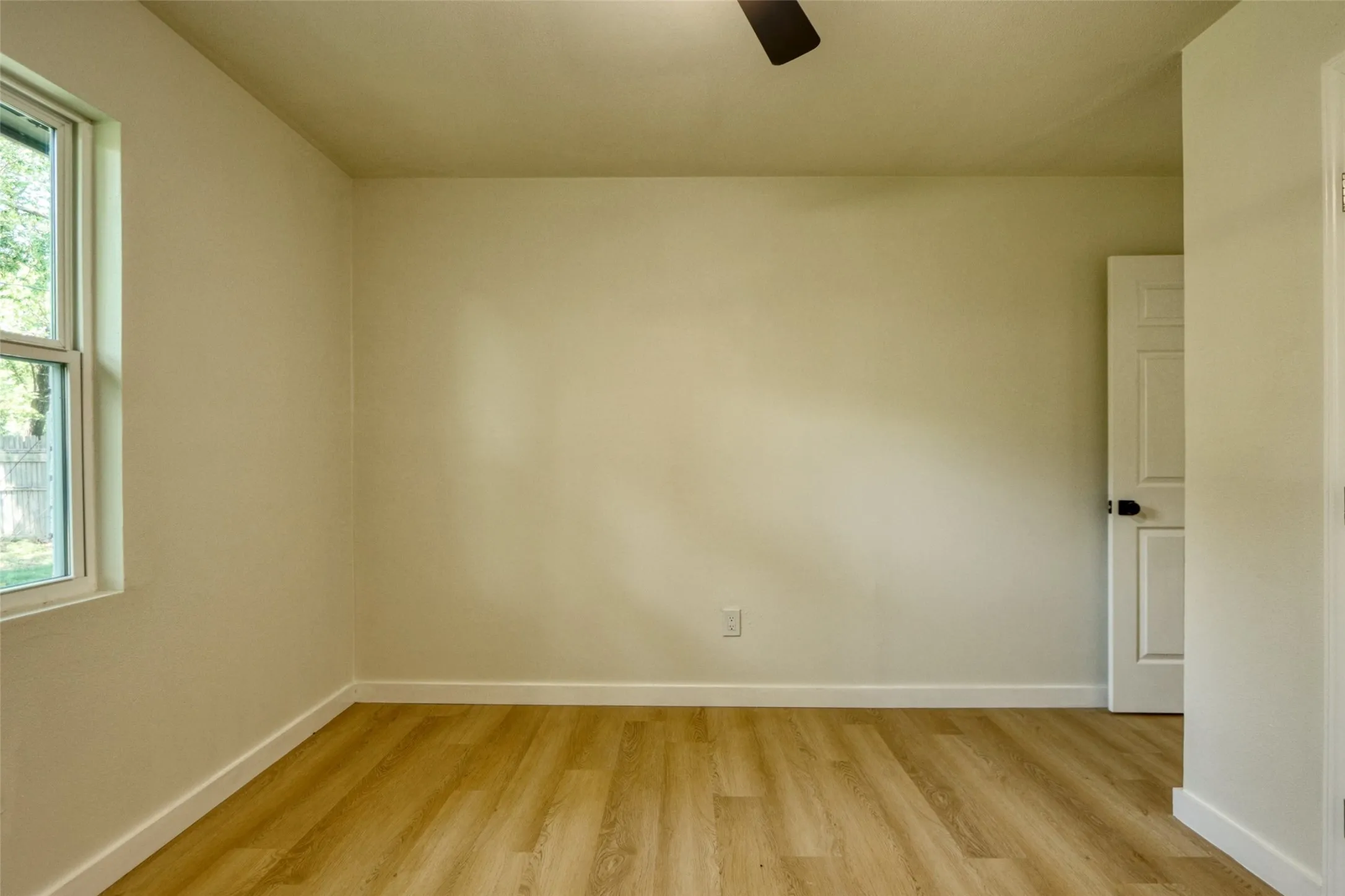 Single Family Residence For Sale in Tarrant County , 729 Oakwood Avenue, Hurst, Texas 76053, 3 Bedroom, 2 Bathroom, 2 Garage spaces, 1,489 Sqft, built in 1964, mls#21378919, Real Estate Agent in Hurst, Homes For Sale in Tarrant county, Homes For Sale in Hurst, Realtor in Hurst Texas, Real Estate Brokerage Independent Realty Texas, Luminita Cordes Realtor