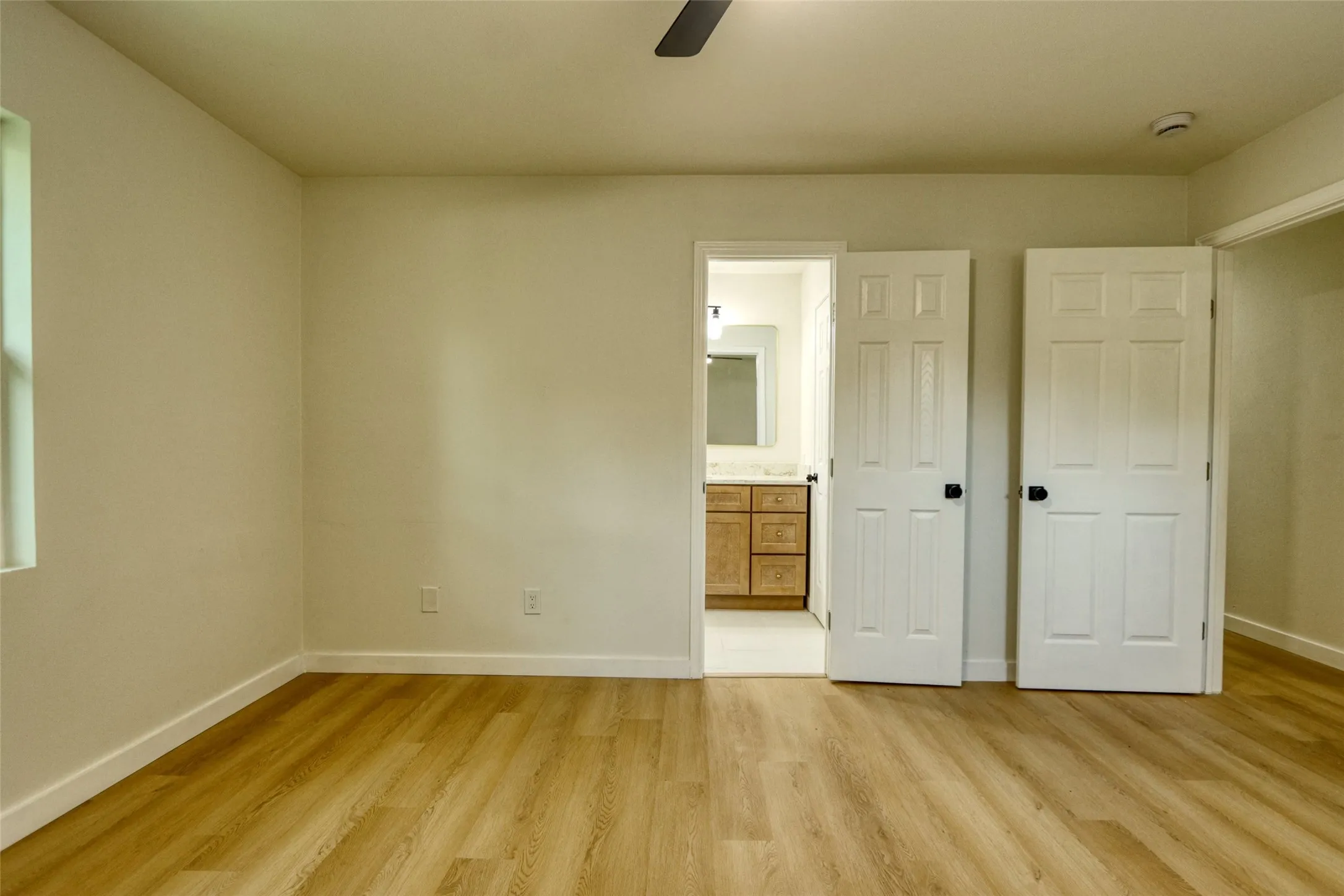 Single Family Residence For Sale in Tarrant County , 729 Oakwood Avenue, Hurst, Texas 76053, 3 Bedroom, 2 Bathroom, 2 Garage spaces, 1,489 Sqft, built in 1964, mls#21378919, Real Estate Agent in Hurst, Homes For Sale in Tarrant county, Homes For Sale in Hurst, Realtor in Hurst Texas, Real Estate Brokerage Independent Realty Texas, Luminita Cordes Realtor