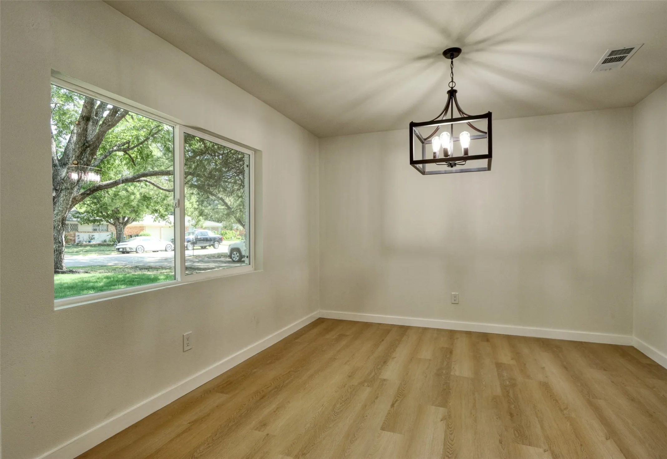 Single Family Residence For Sale in Tarrant County , 729 Oakwood Avenue, Hurst, Texas 76053, 3 Bedroom, 2 Bathroom, 2 Garage spaces, 1,489 Sqft, built in 1964, mls#21378919, Real Estate Agent in Hurst, Homes For Sale in Tarrant county, Homes For Sale in Hurst, Realtor in Hurst Texas, Real Estate Brokerage Independent Realty Texas, Luminita Cordes Realtor
