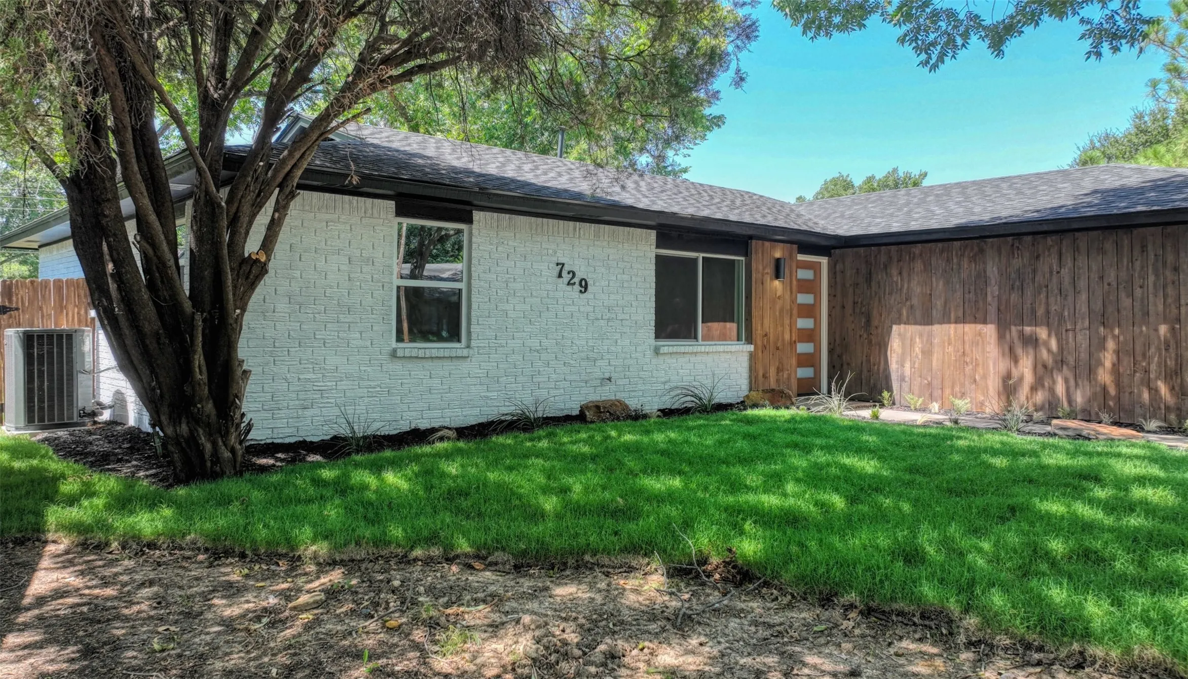 Single Family Residence For Sale in Tarrant County , 729 Oakwood Avenue, Hurst, Texas 76053, 3 Bedroom, 2 Bathroom, 2 Garage spaces, 1,489 Sqft, built in 1964, mls#21378919, Real Estate Agent in Hurst, Homes For Sale in Tarrant county, Homes For Sale in Hurst, Realtor in Hurst Texas, Real Estate Brokerage Independent Realty Texas, Luminita Cordes Realtor