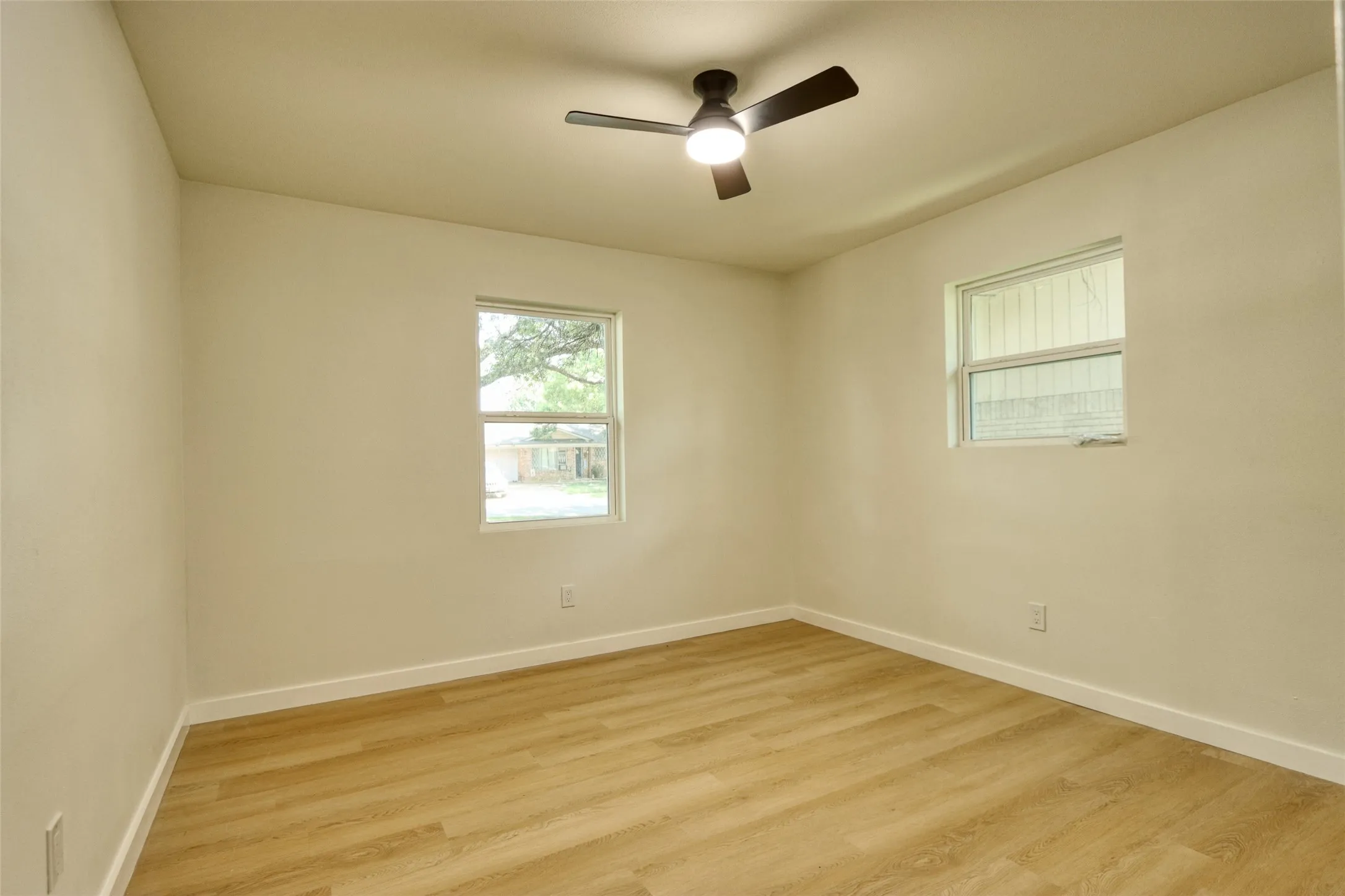 Single Family Residence For Sale in Tarrant County , 729 Oakwood Avenue, Hurst, Texas 76053, 3 Bedroom, 2 Bathroom, 2 Garage spaces, 1,489 Sqft, built in 1964, mls#21378919, Real Estate Agent in Hurst, Homes For Sale in Tarrant county, Homes For Sale in Hurst, Realtor in Hurst Texas, Real Estate Brokerage Independent Realty Texas, Luminita Cordes Realtor
